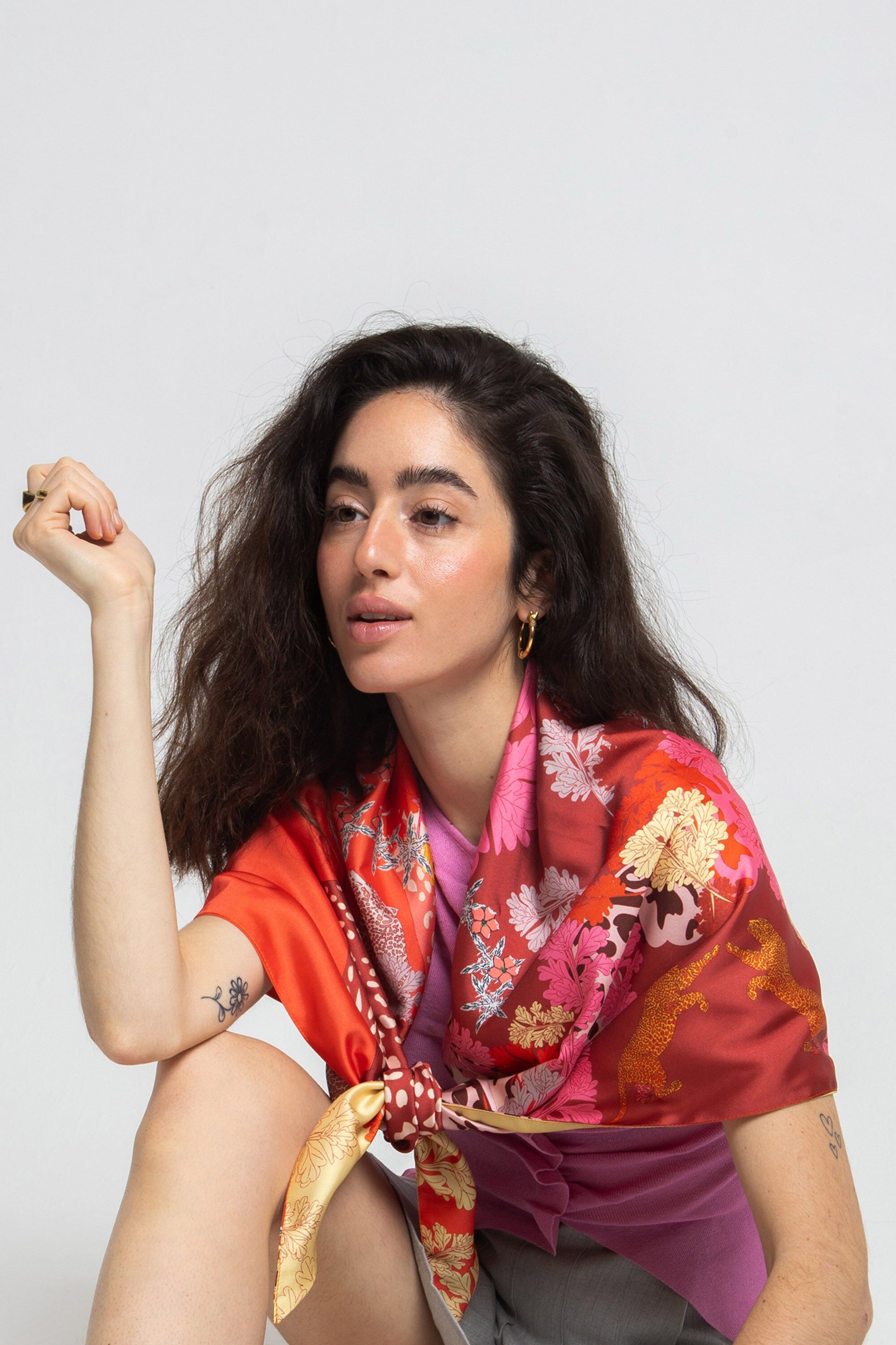 VirginieRiou – Sciarpa triangolare “La panthéra” – Poliestere riciclato – terracotta e ocra – stola 180 cm x 114 cm