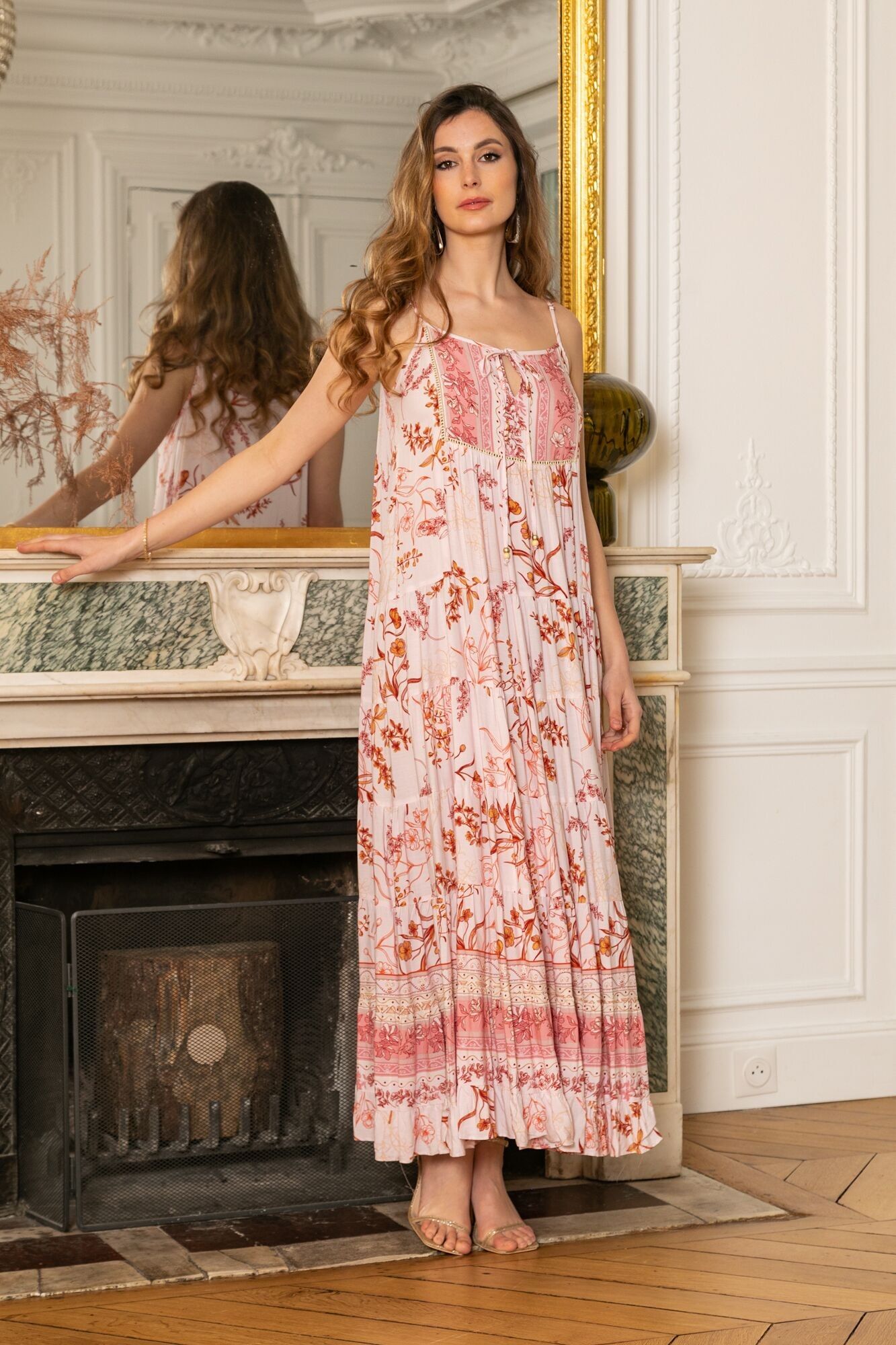 Langes Kleid mit dünnen Trägern mit Bohemian-Print und Schnüren string