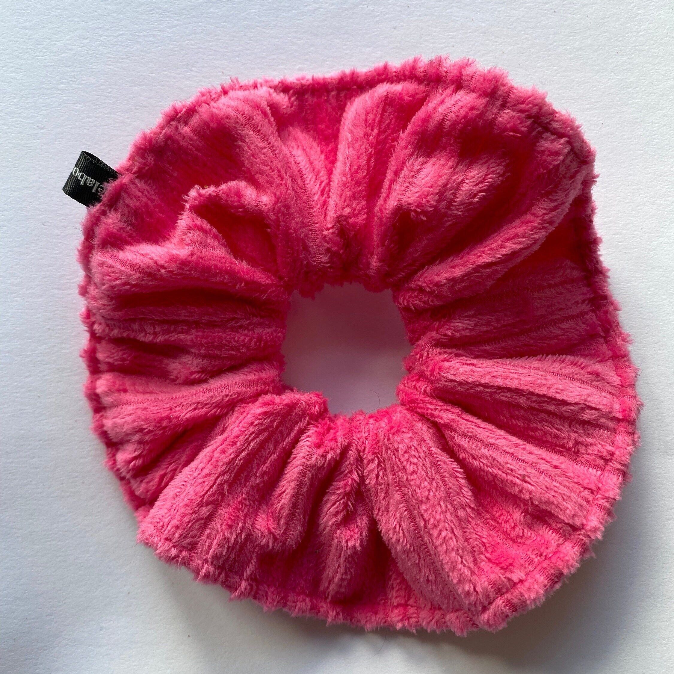 Farah Women's Soft Fuchsia Velvet Scrunchie