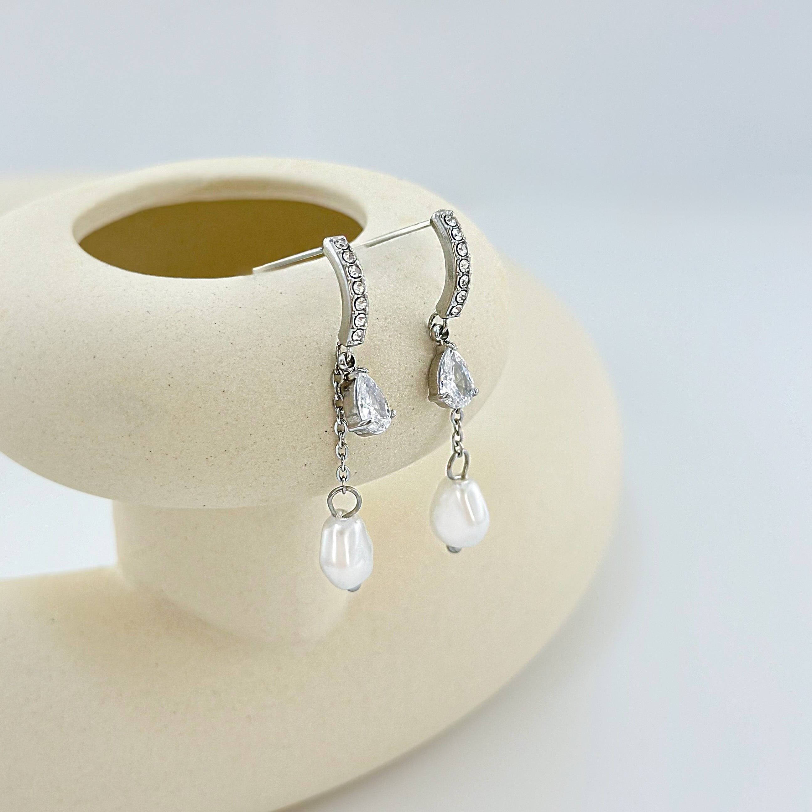 Orecchini Pendenti in Argento con Gocce di Strass e Perle