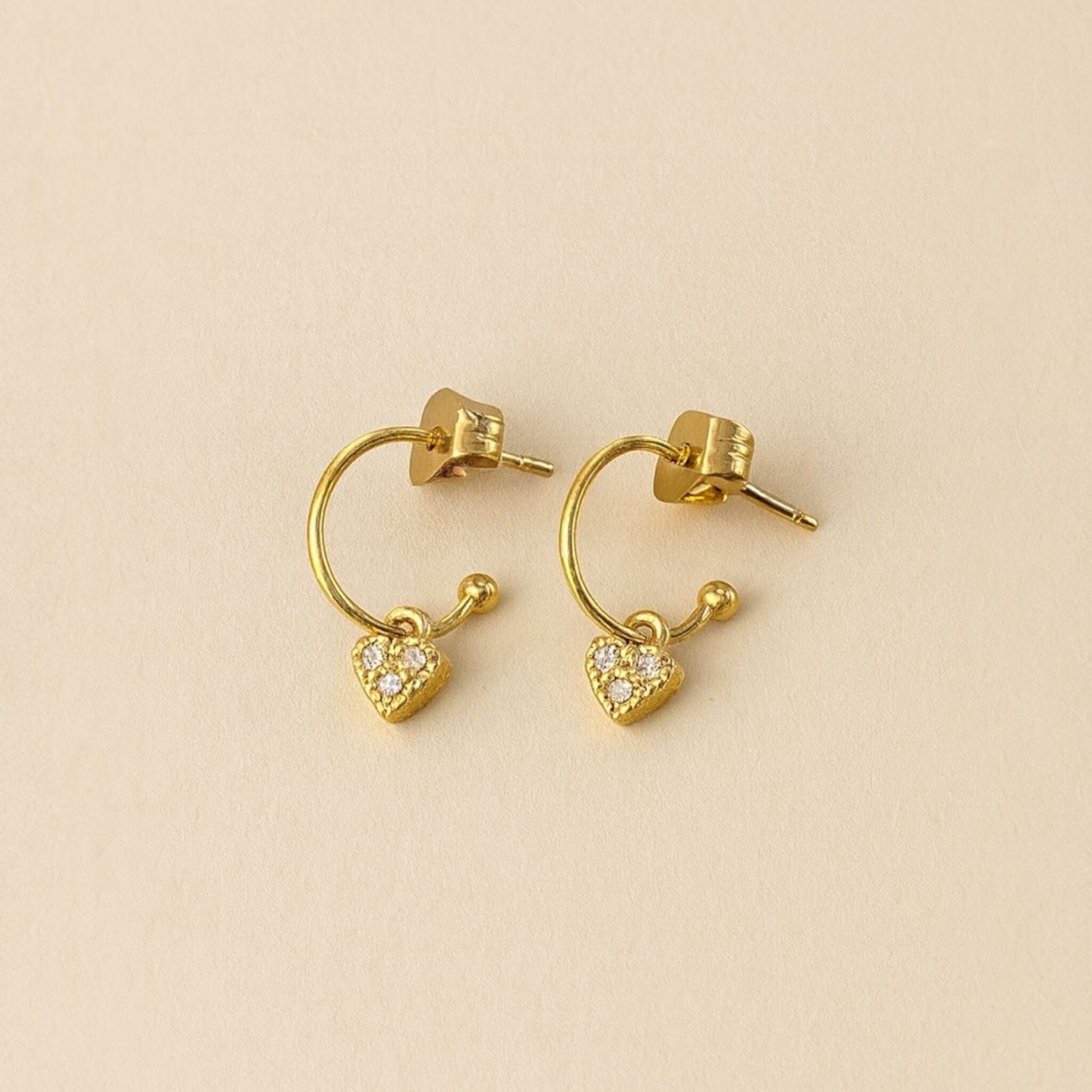 Mini orecchini a cerchio dorati con cuore e strass in acciaio inossidabile