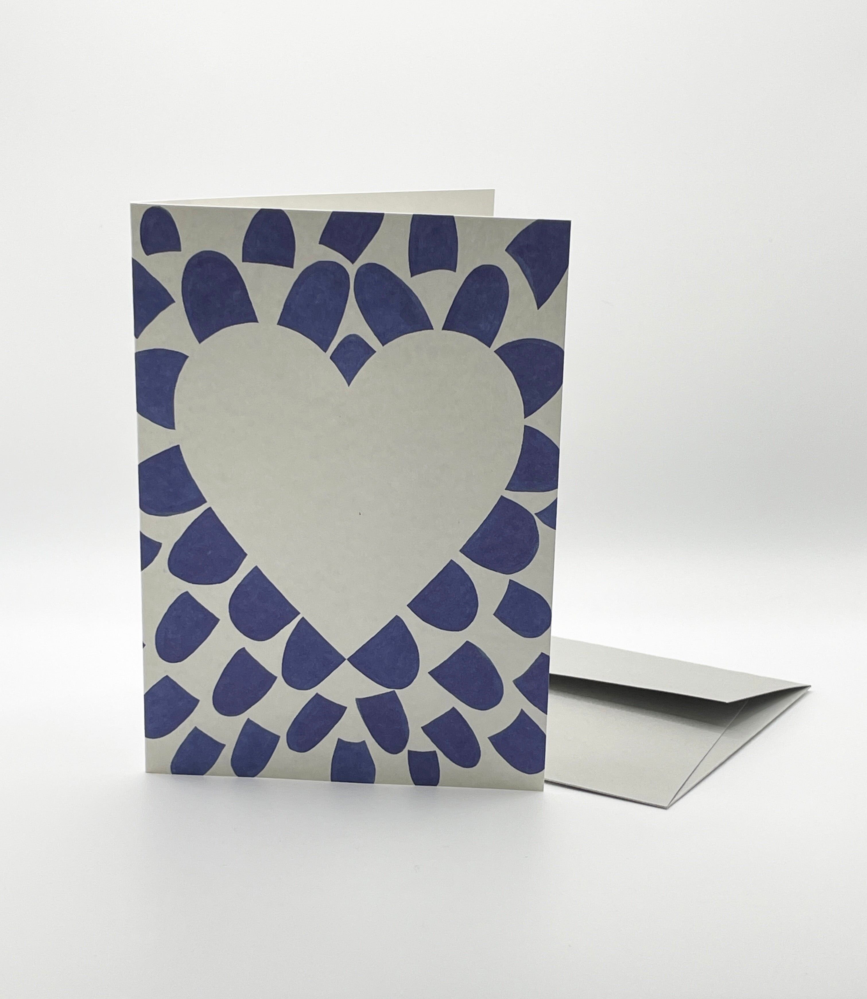 Magnifique sur des pétales bleus