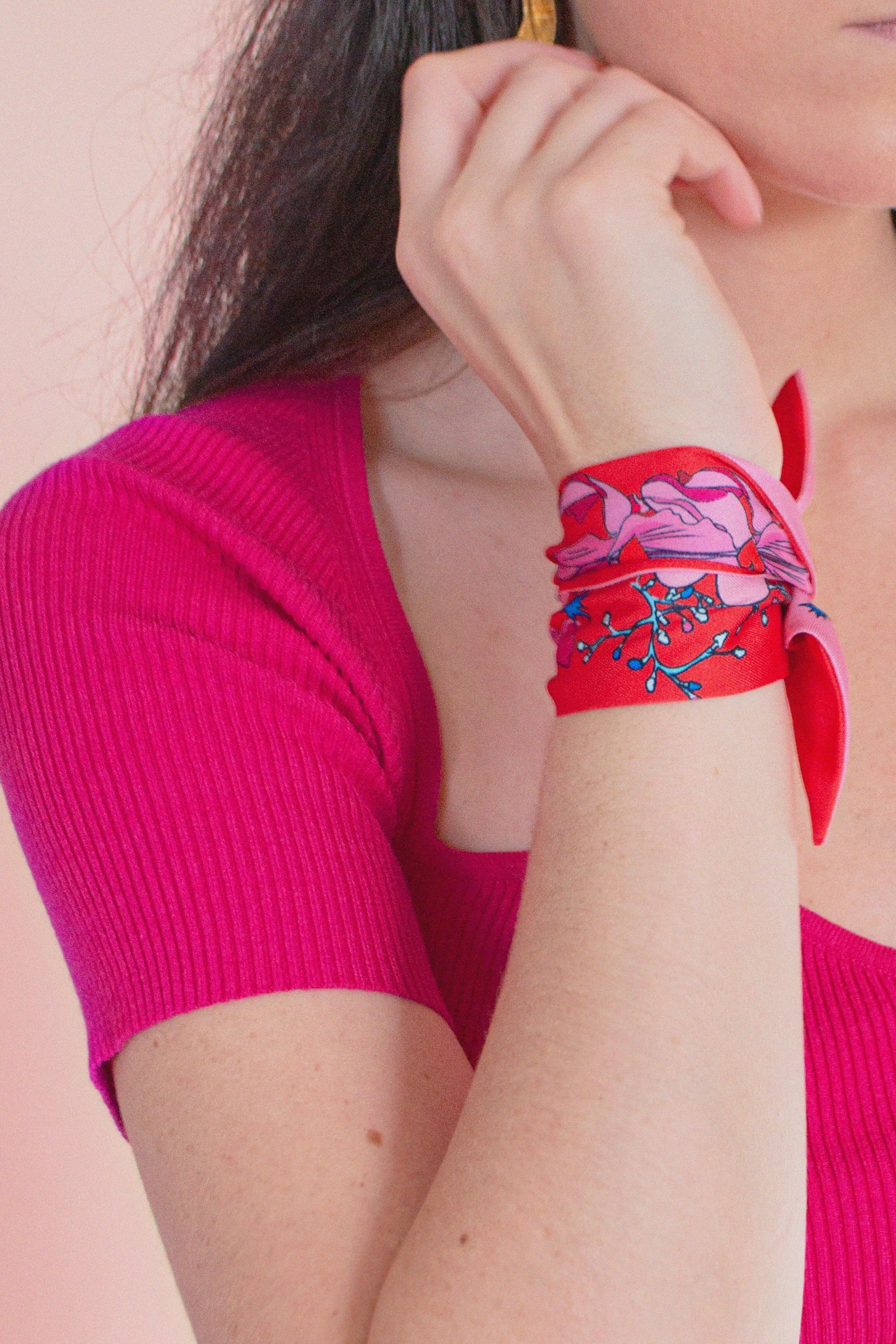 VirginieRiou – Sciarpa a nastro “Love” – Poliestere riciclato – rosso e rosa, cuore – nastro 42 cm x 6 cm