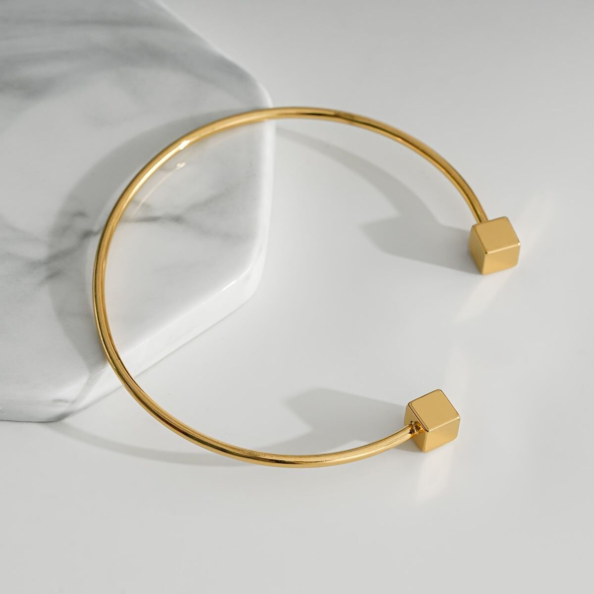 Bracciale Dorato Bracciale Aperto Cubi Lucidi Su Punti