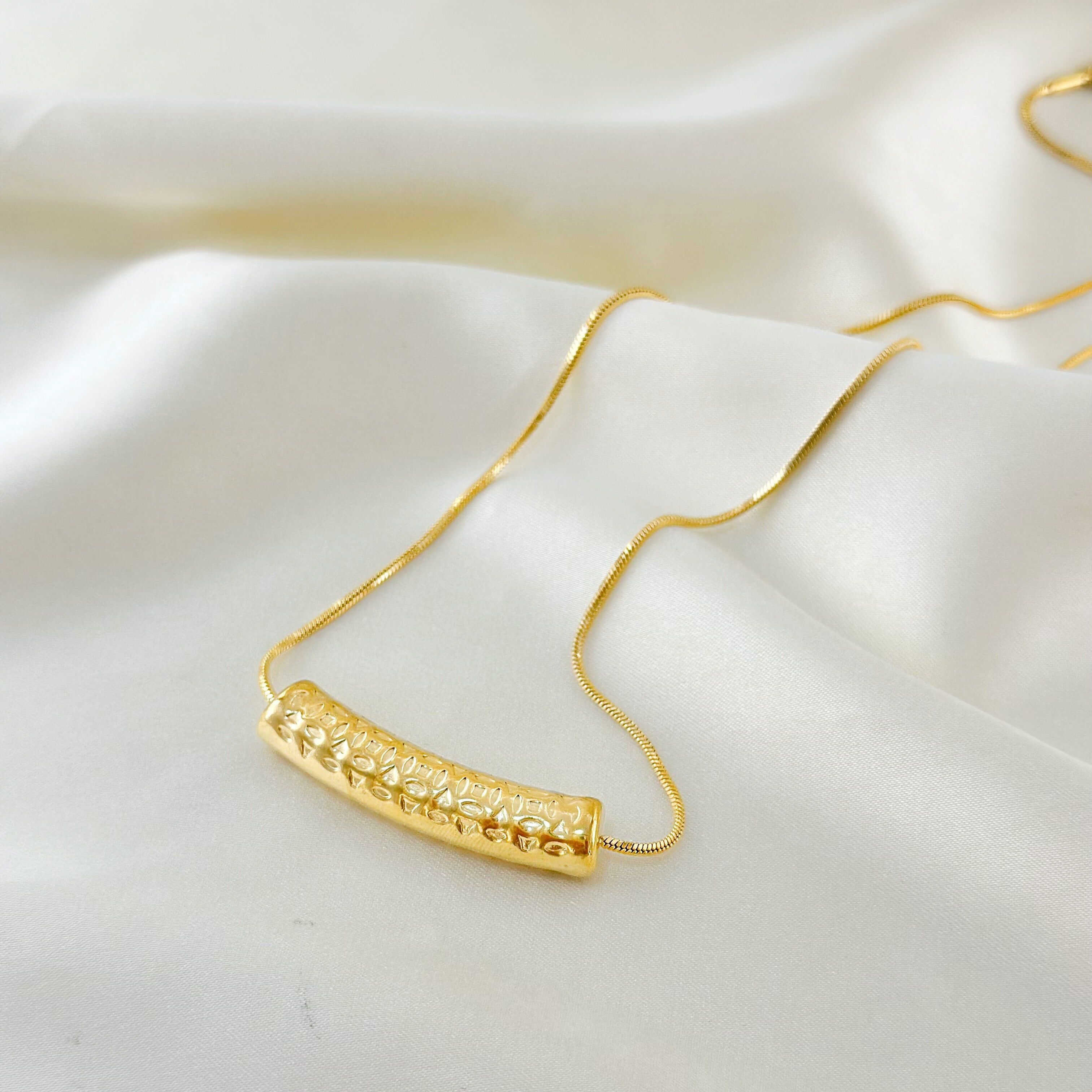 Collana a catena serpente in oro con punti incisi su barra grande