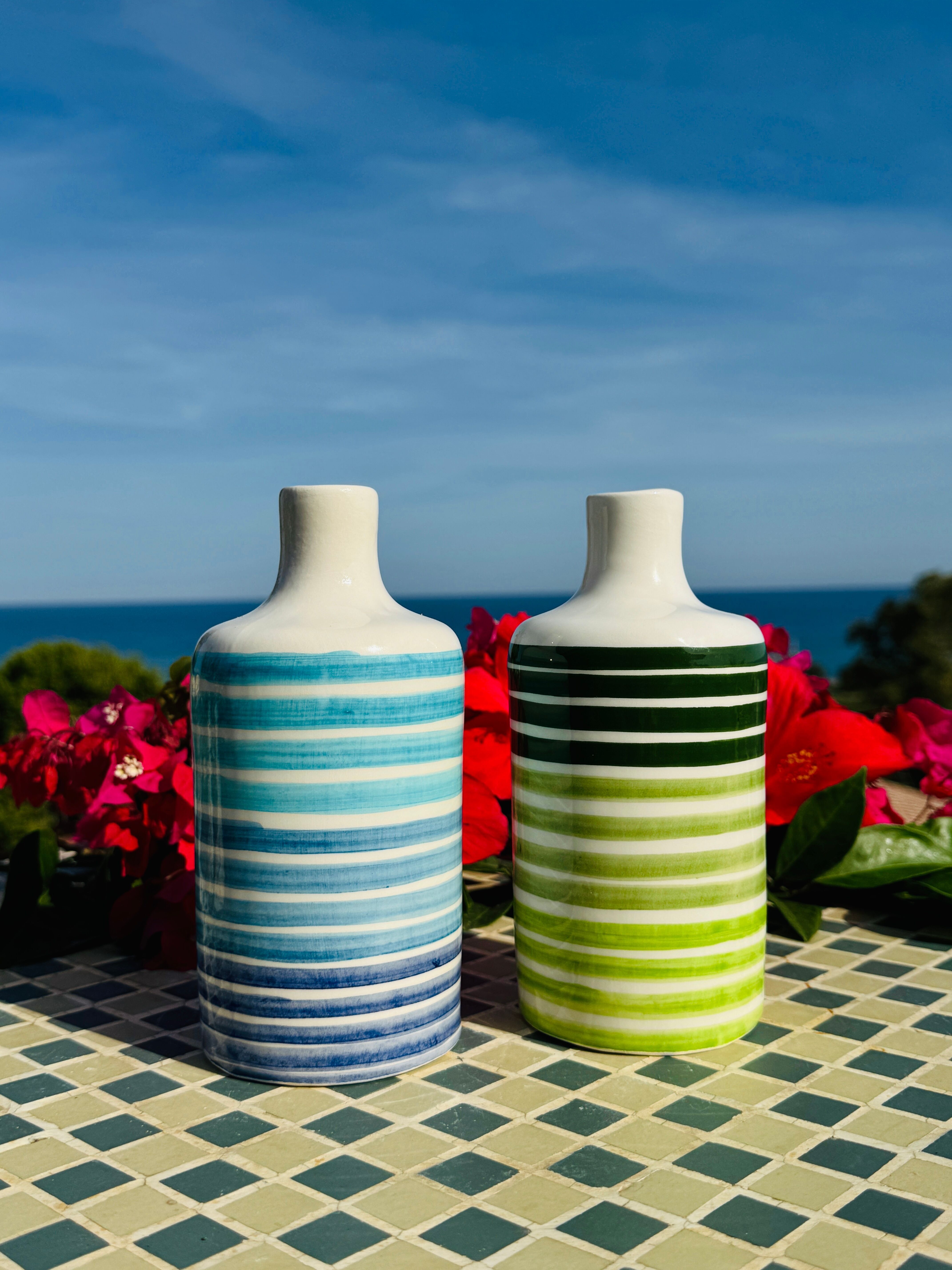 Bottiglia per olio in ceramica fatta a mano, distributore di olio e aceto "Linee" dall'Italia circa. 250/500 ml