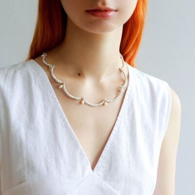Elegante collar de perlas con ribete de flores de encaje