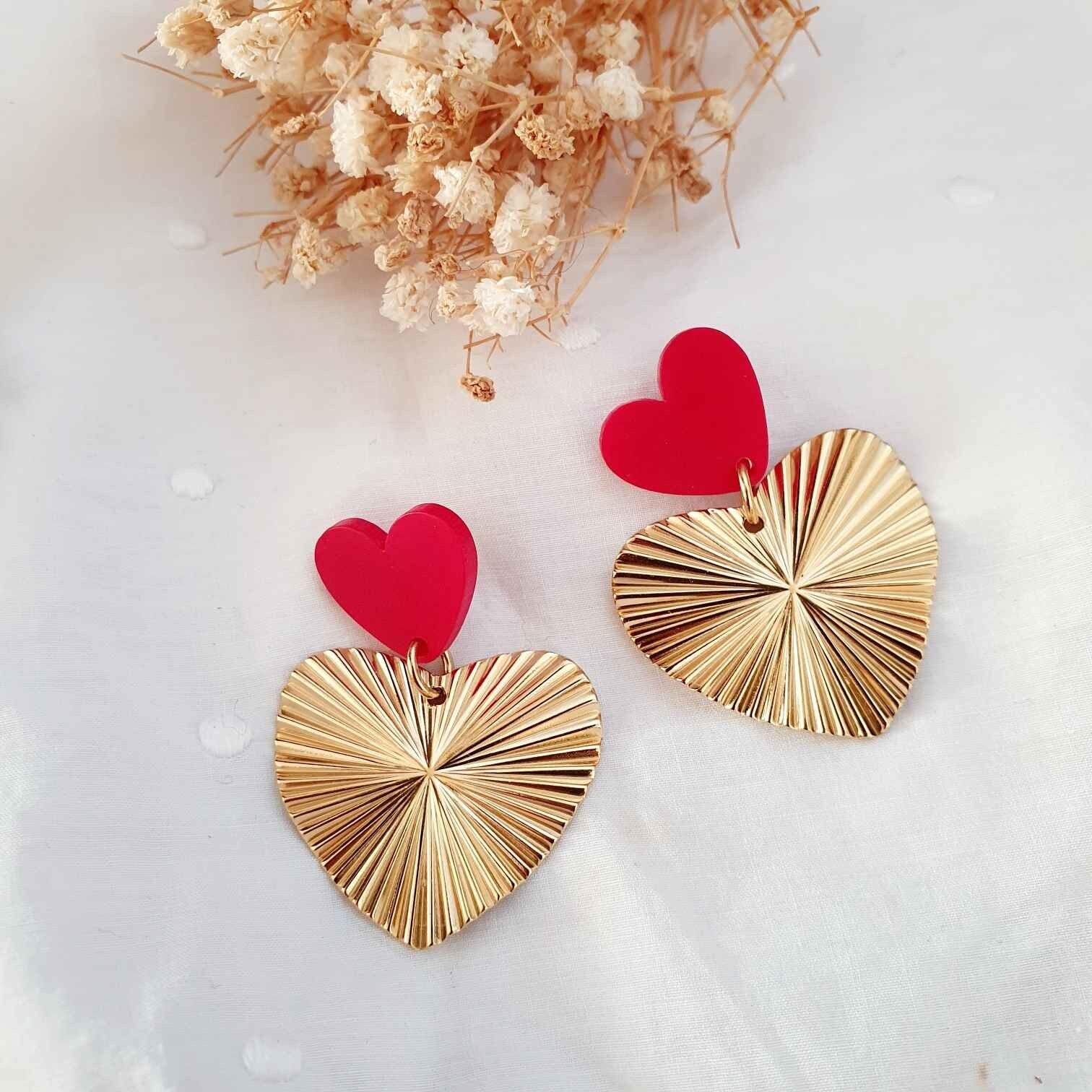 Herzohrringe aus Edelstahl und rotes Acrylherz