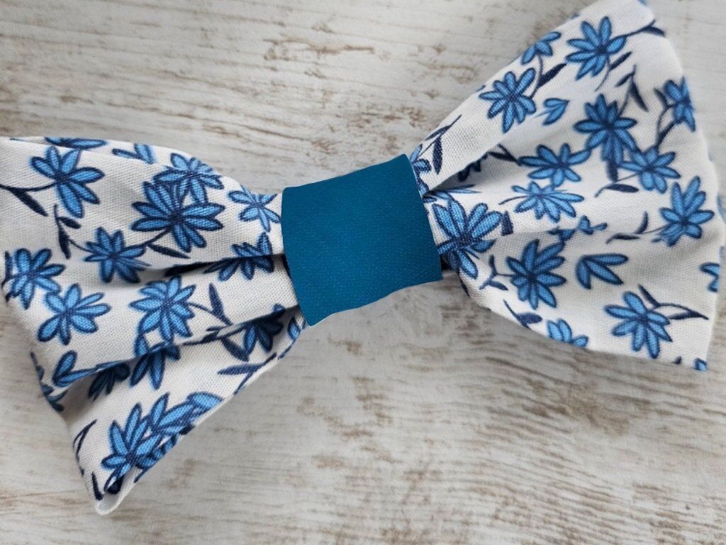 Papillon liberty bicolore bianco con fiori blu