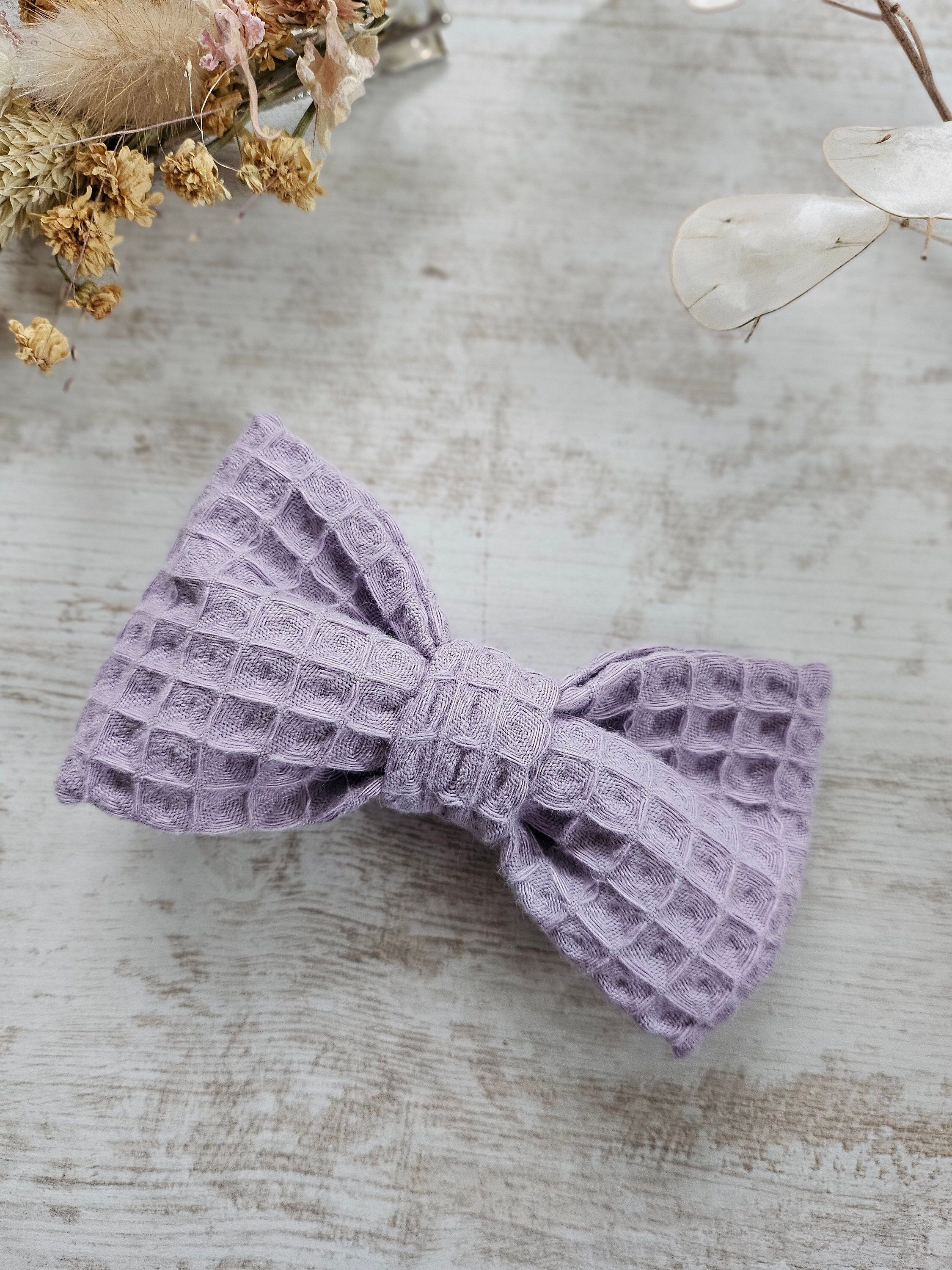 Fliederfarbene Fliege mit Wabenmuster