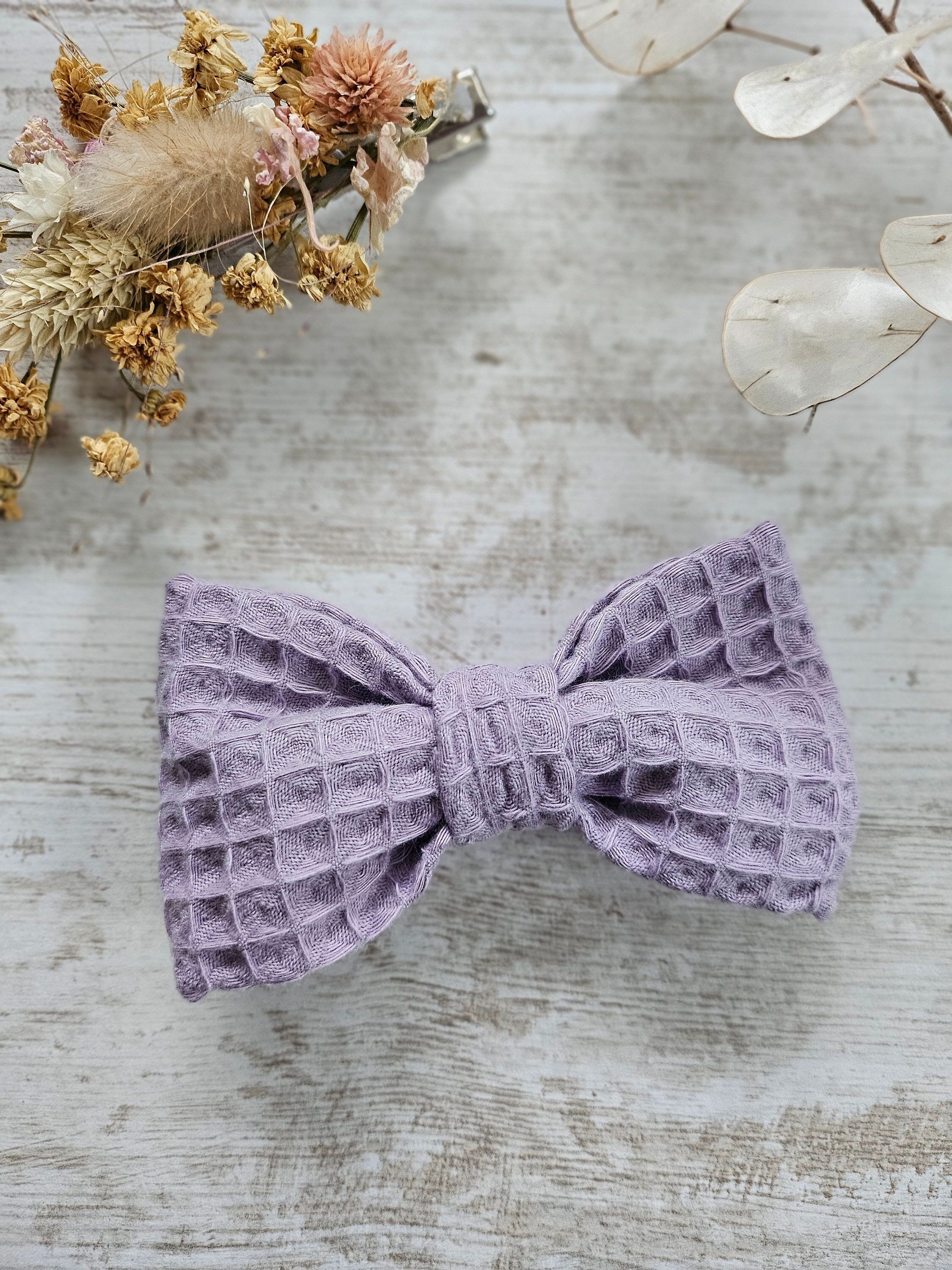 Fliederfarbene Fliege mit Wabenmuster