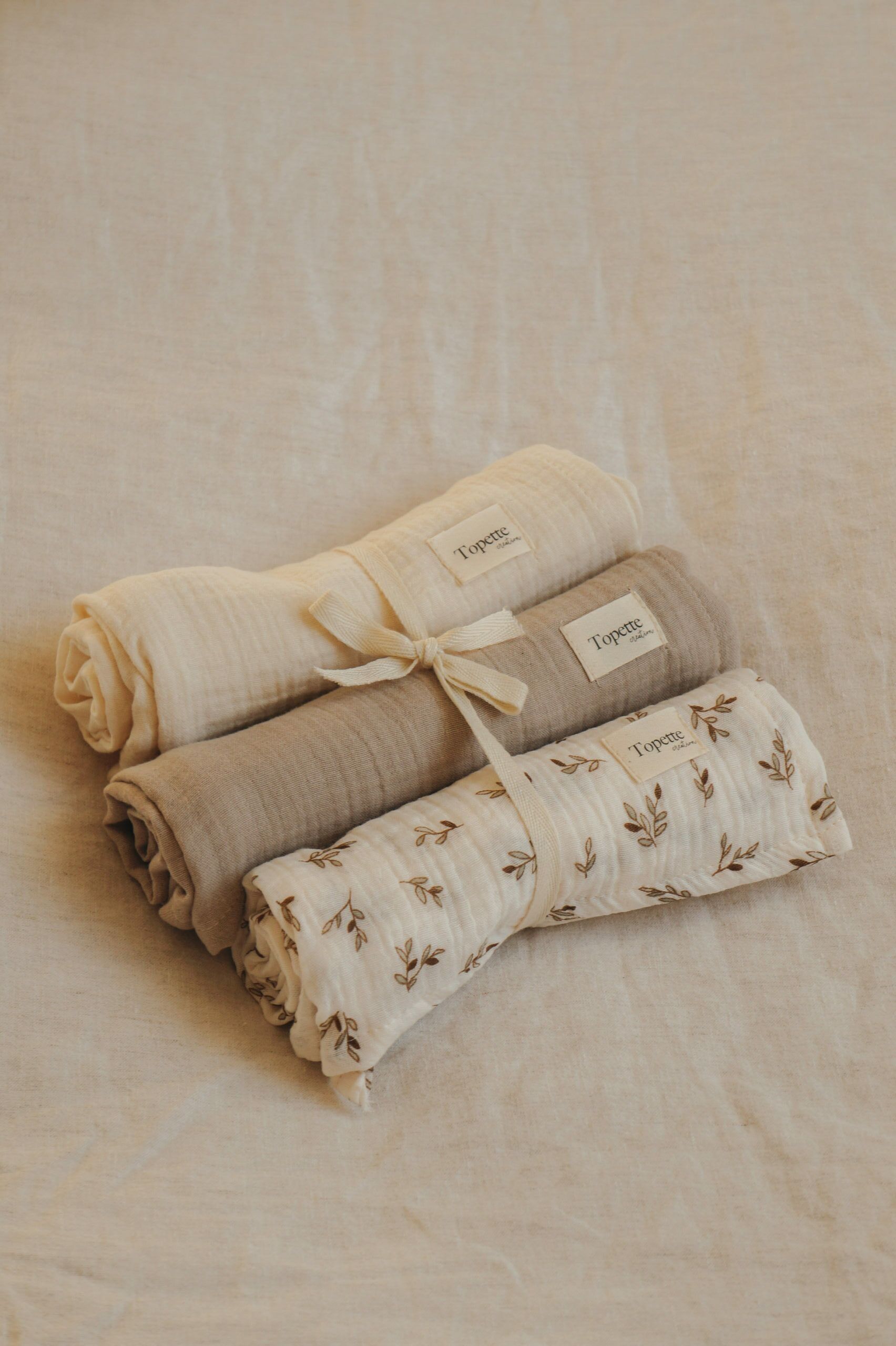 Tris di pannolini con foglie naturali