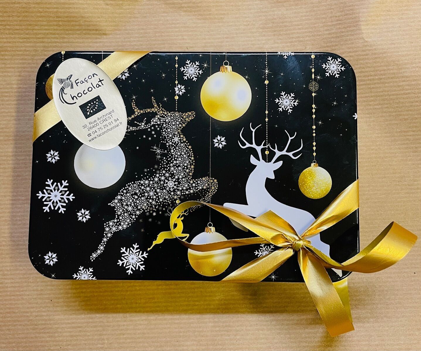 Assortment of organic and vegan Christmas chocolates, with alcohol, 120g metal box