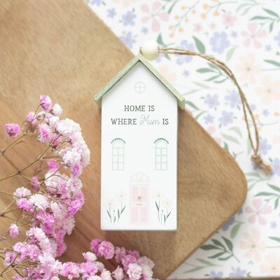 La casa è dove la mamma appende le decorazioni per la casa