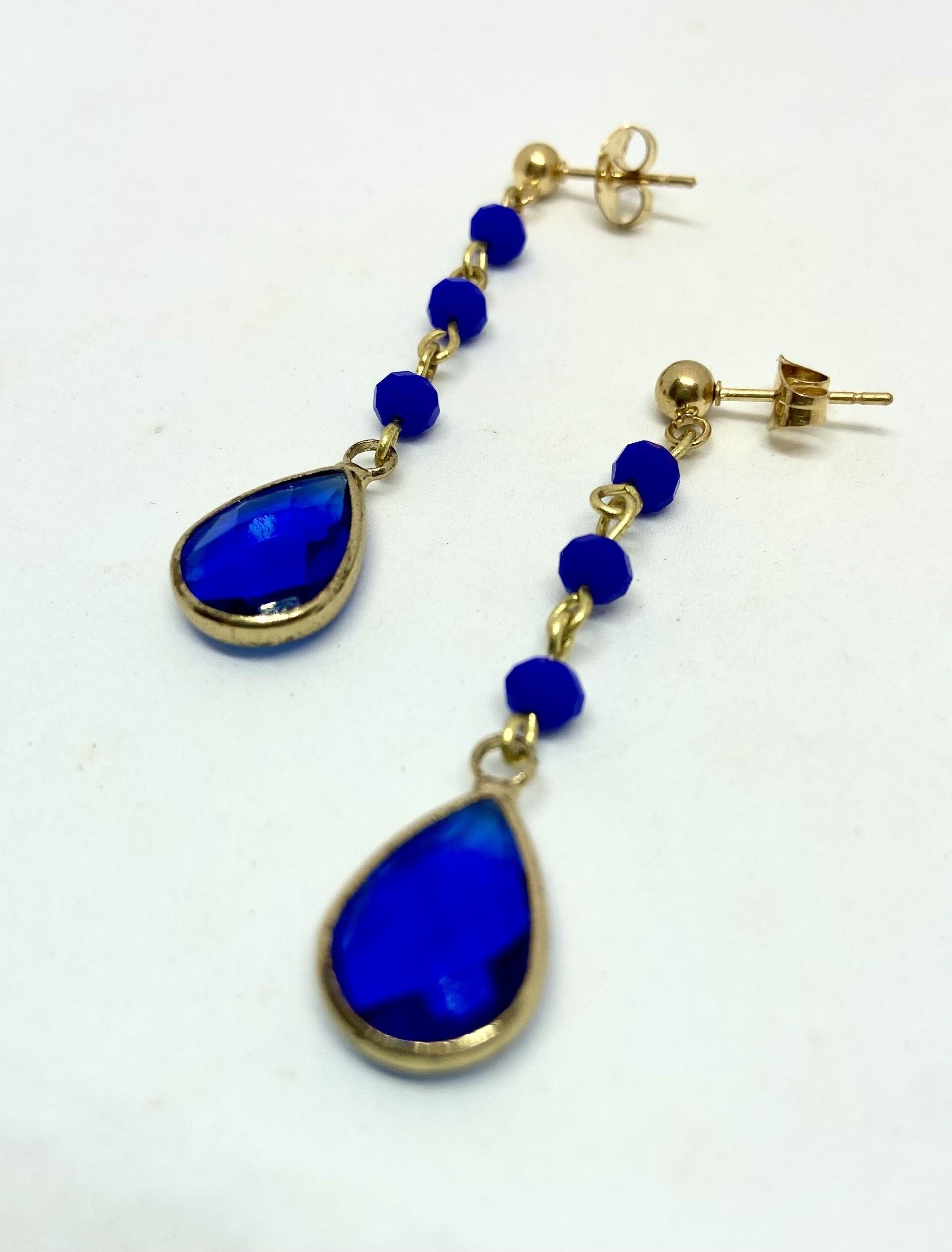 Lange Ohrringe aus facettierten Glasperlen