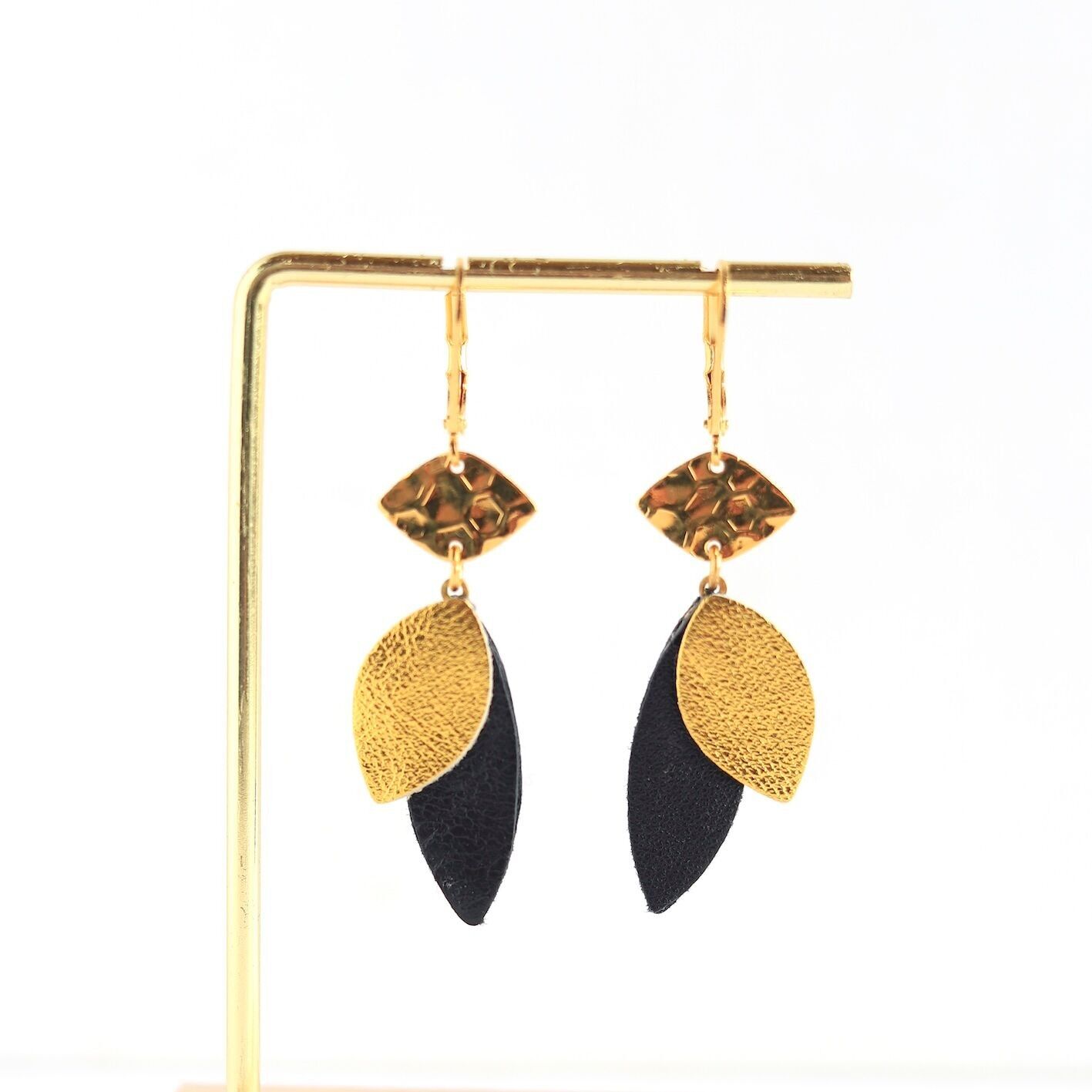 Orecchini Lozaa in pelle nera o bianca