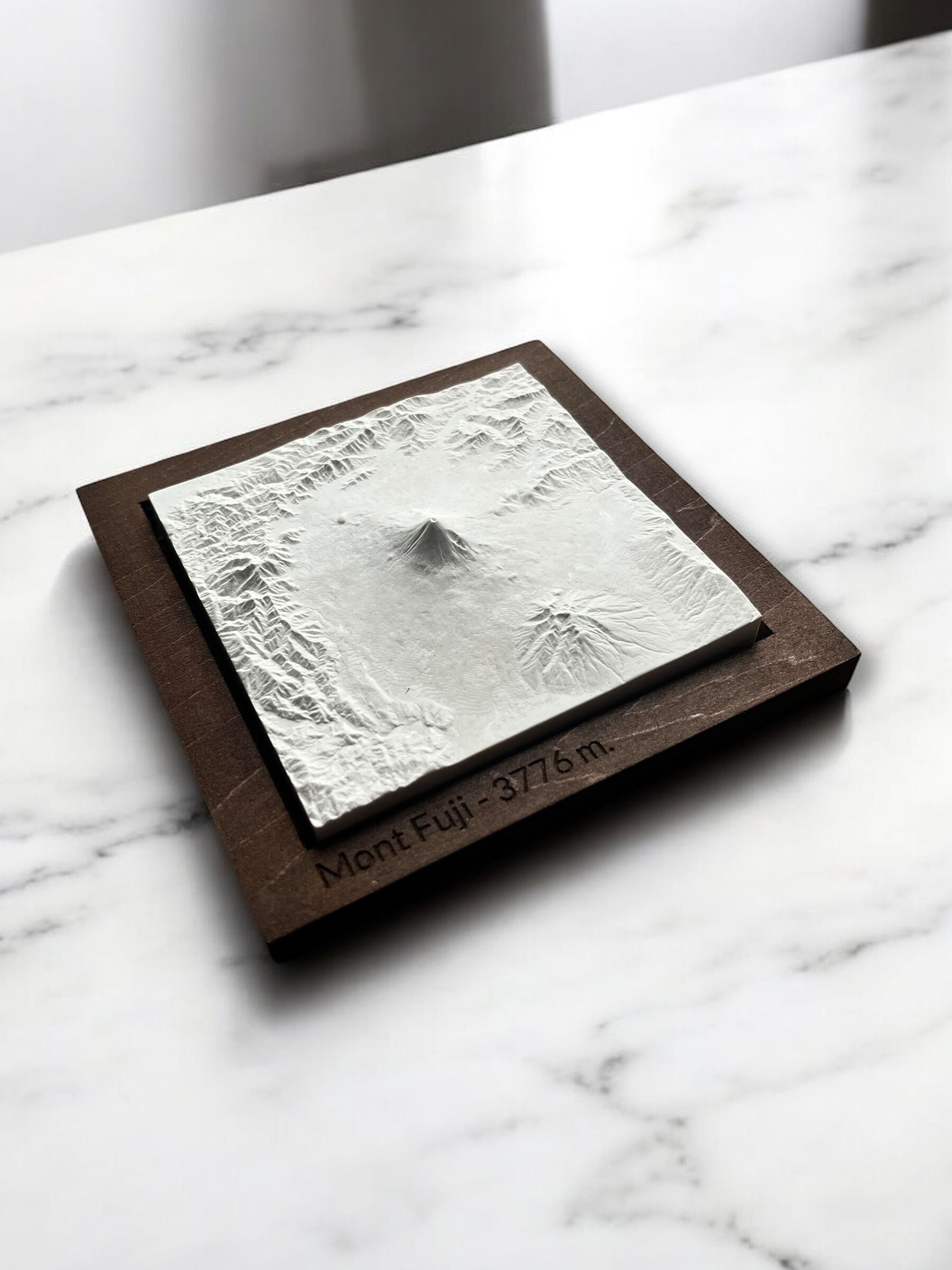 Mappa 3D del Monte Fuji - Colata di cemento leggero - Mappa topografica del Giappone - Decorazione per ufficio - Realizzata sotto i tetti di Parigi