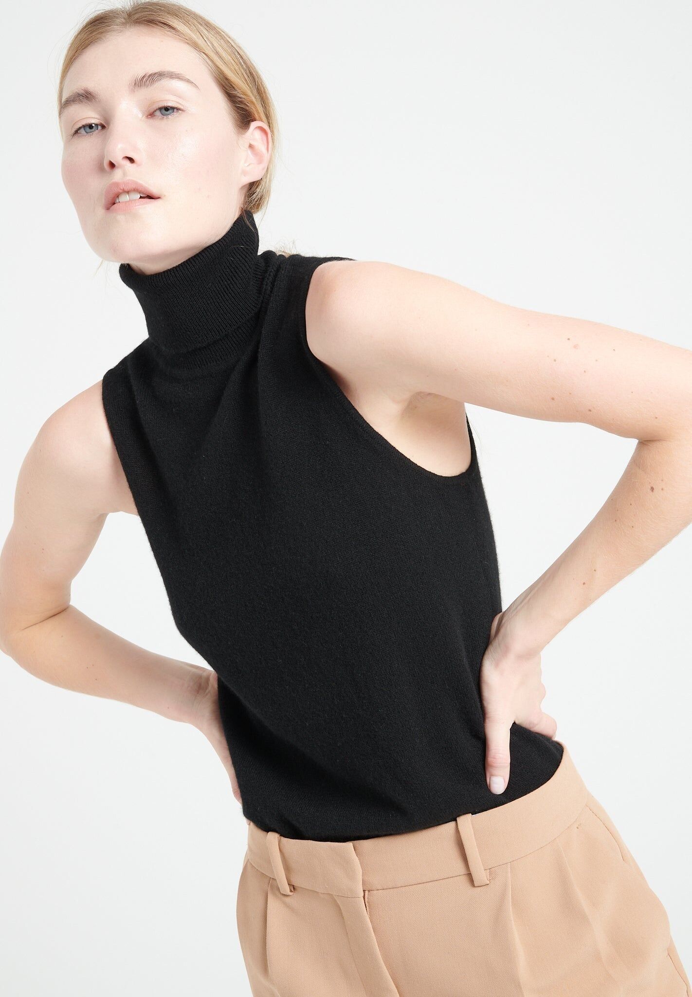 LILLY 13 Maglia dolcevita senza maniche in cashmere nero