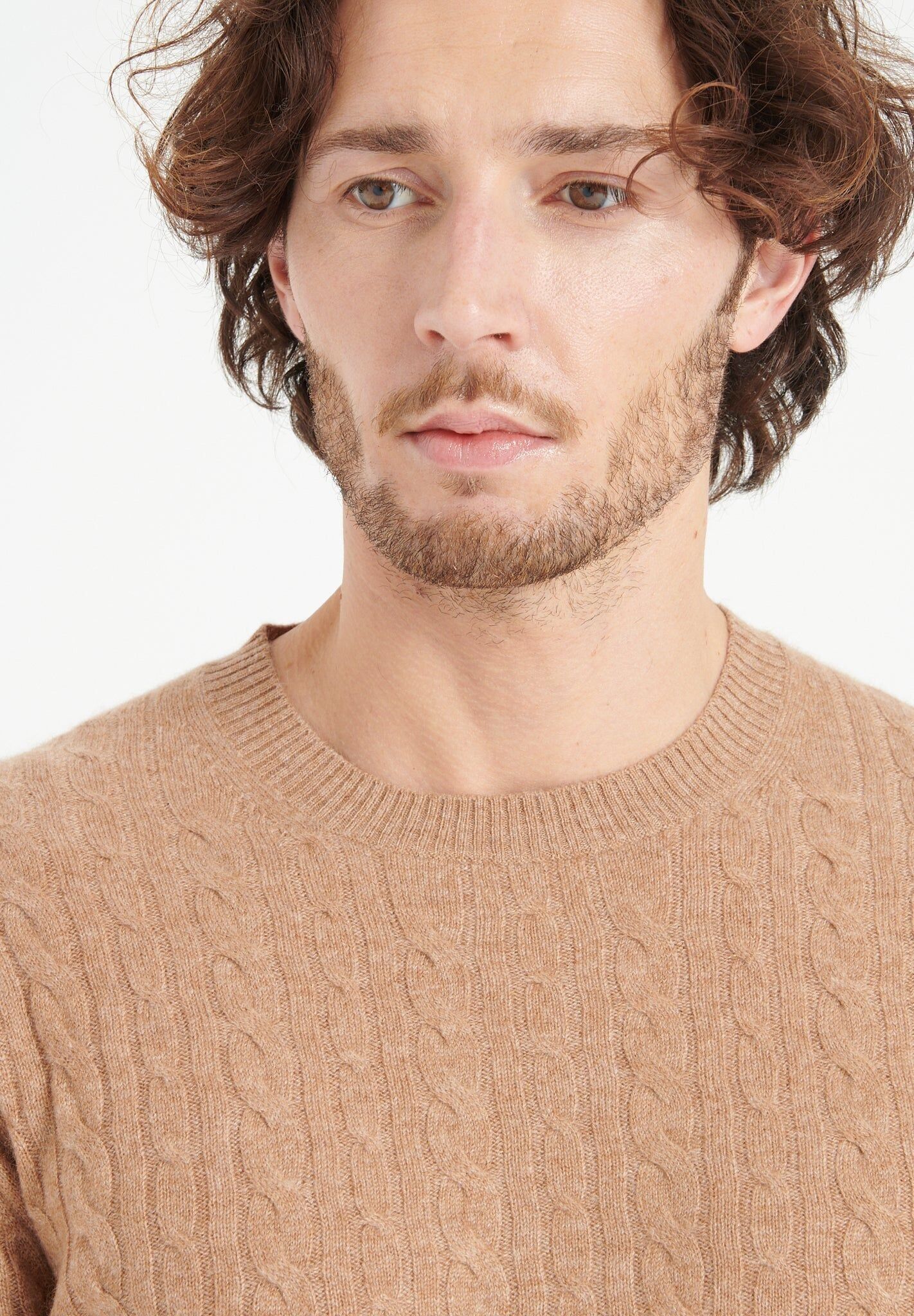 ZACH 5 Kamelfarbener Kaschmirpullover mit Zopfmuster und Rundhalsausschnitt