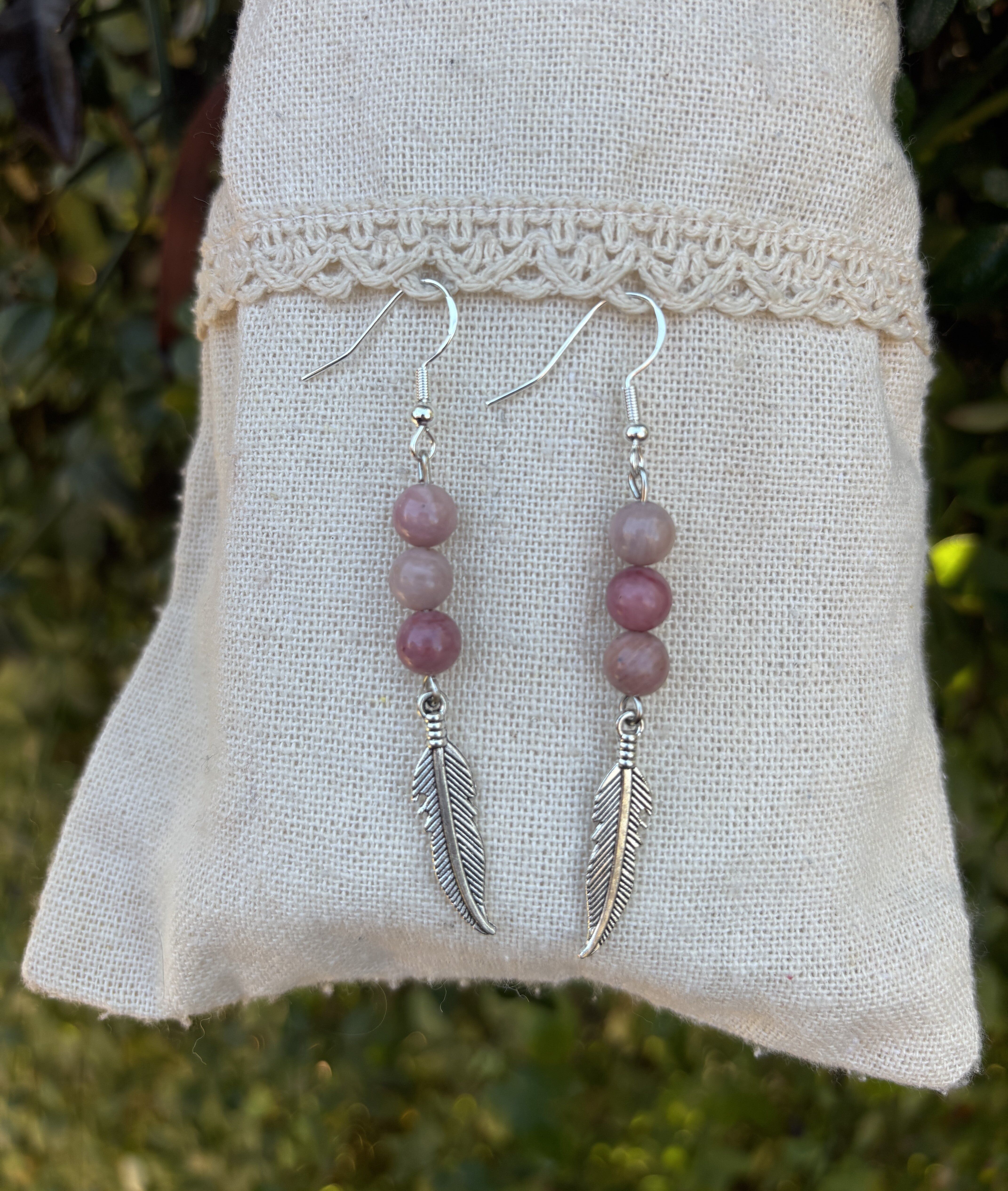 Ohrringe mit 3 Perlen aus natürlichem Rhodochrosit und Federanhänger, hergestellt in Frankreich