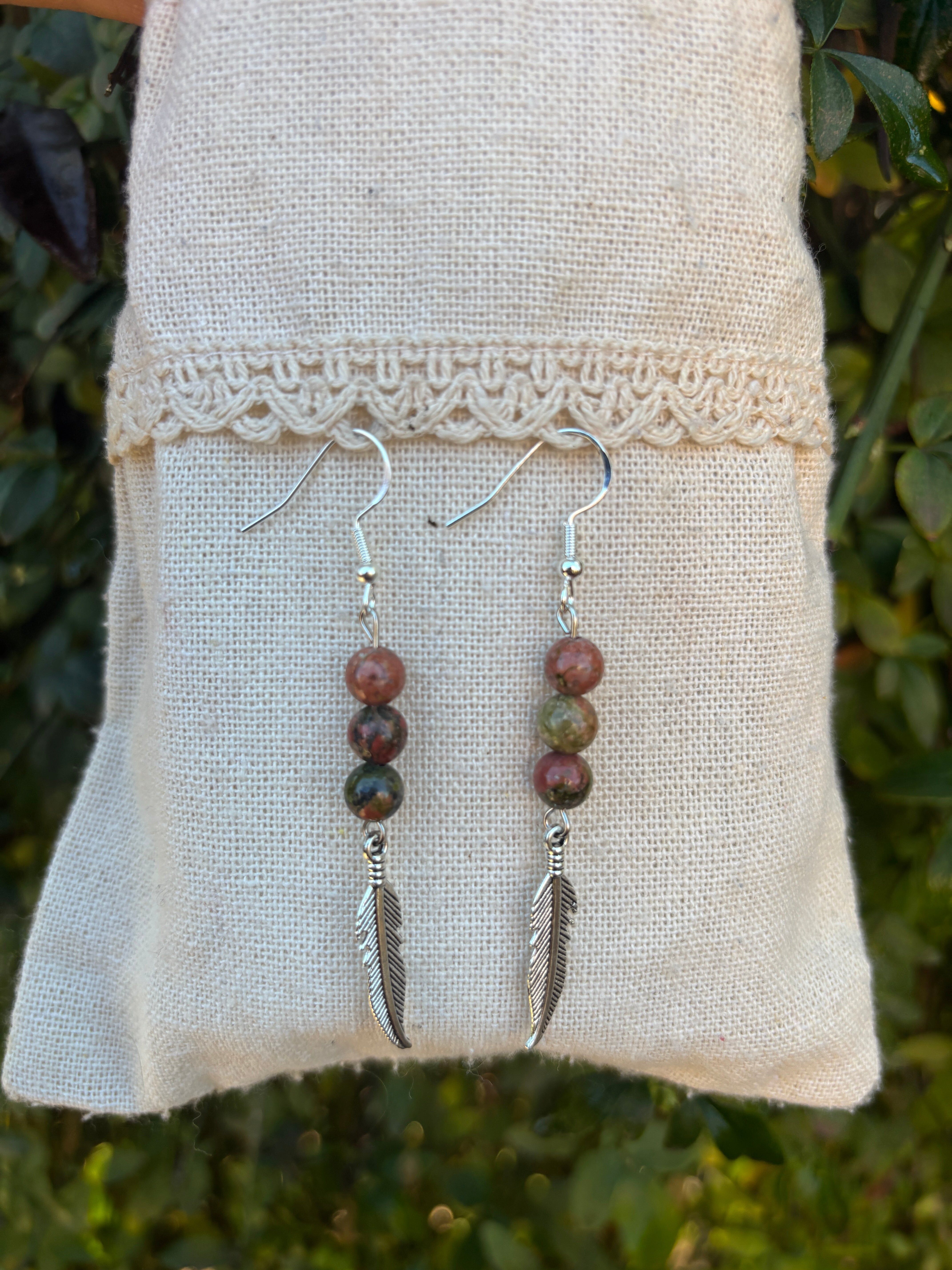 Orecchini con 3 perle naturali di Unakite e ciondolo piuma, Made in France