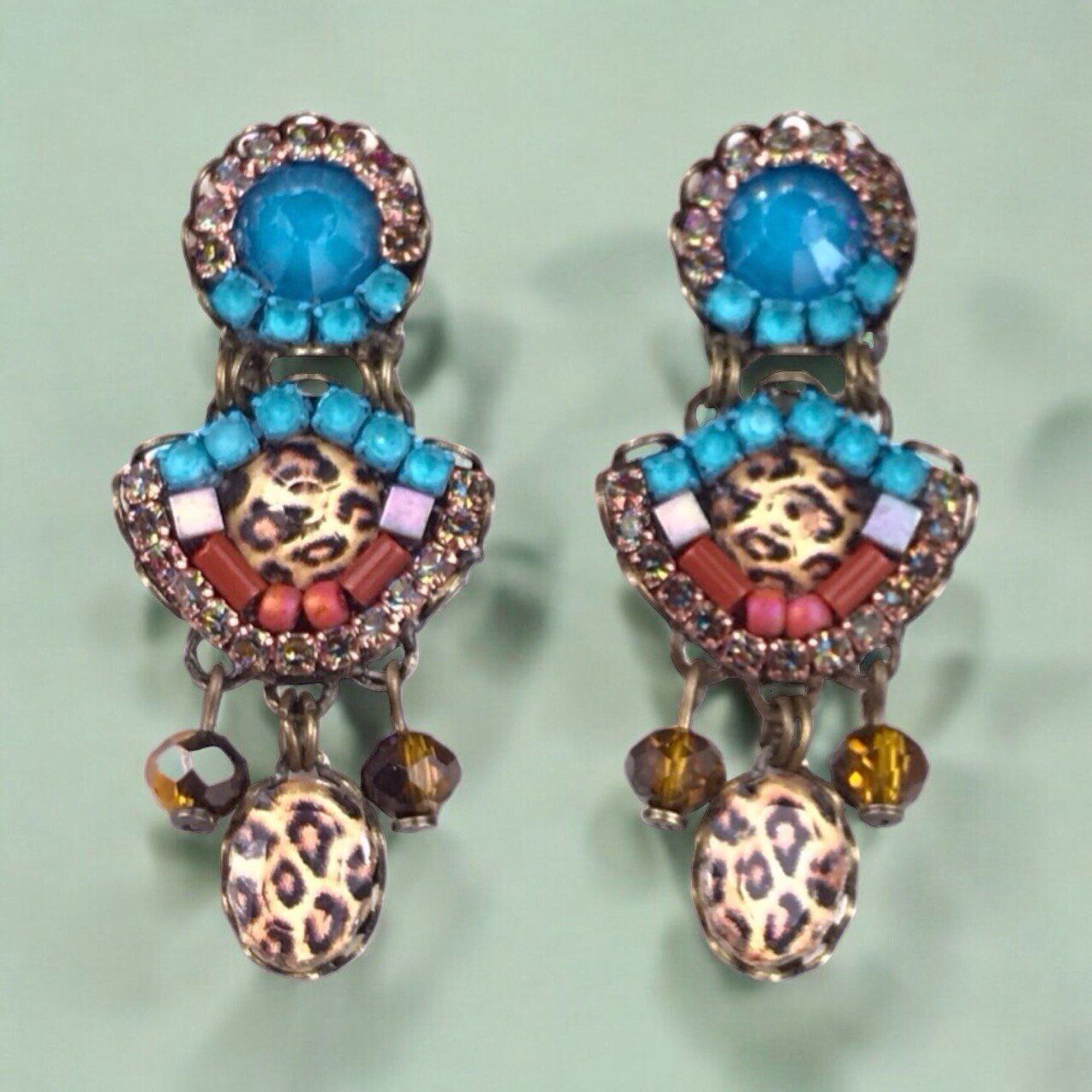 Boucles d'oreilles réalisées avec des cristaux Turquoise Panther