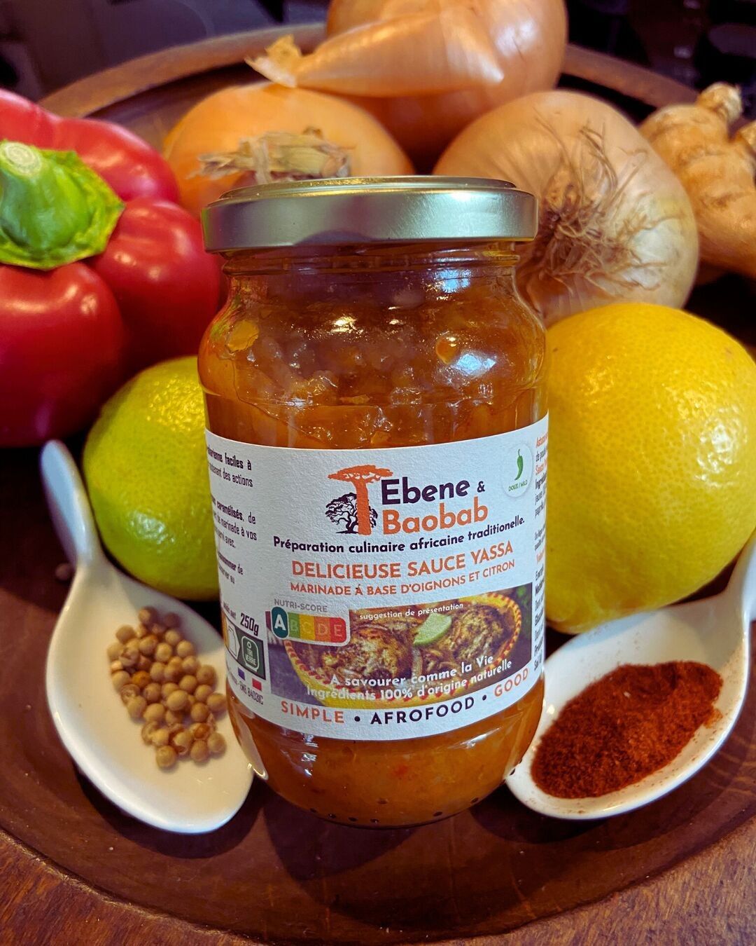 Yassa, deliziosa salsa di cipolla, limone e condimento