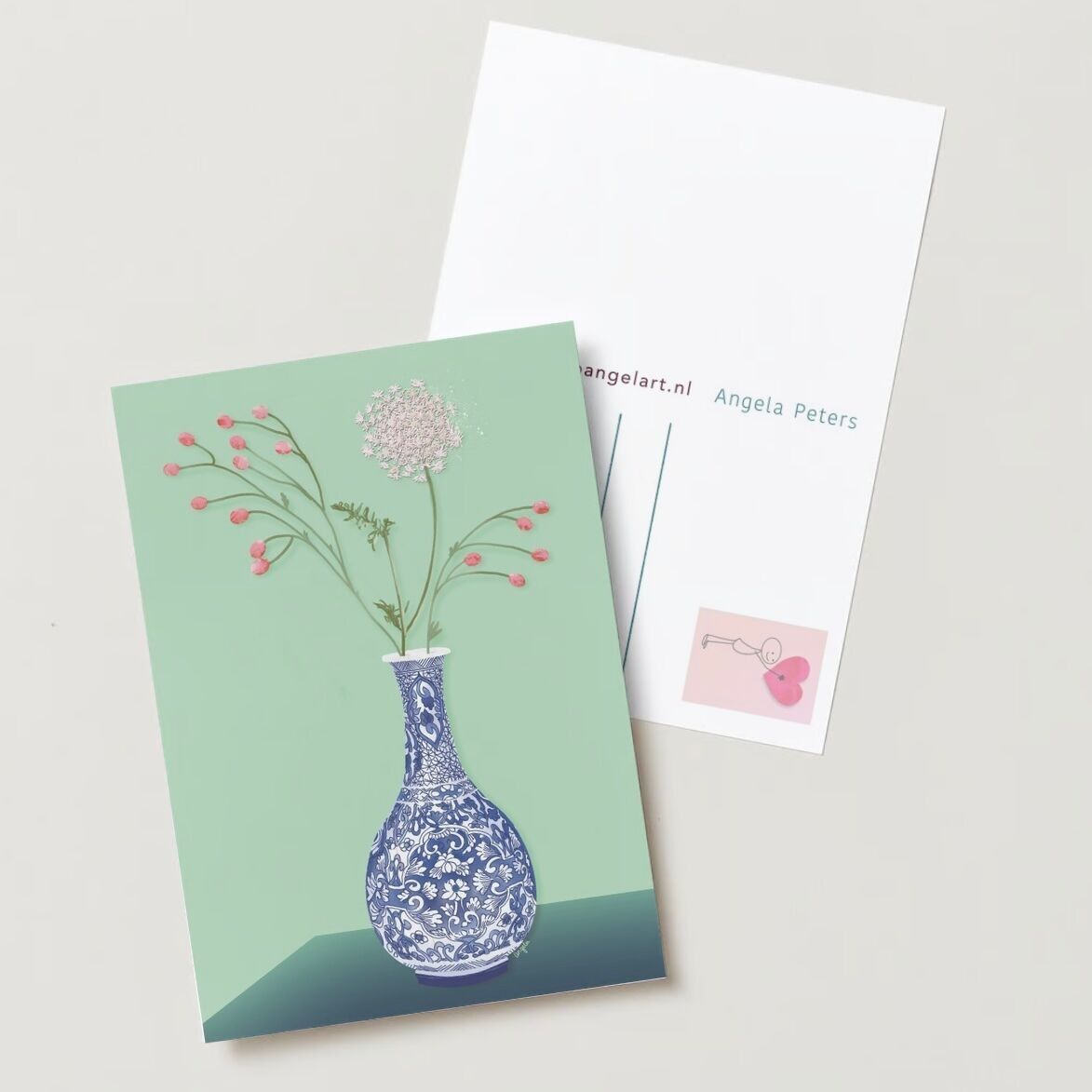 Vaso blu abile con la cartolina d'auguri dei fiori