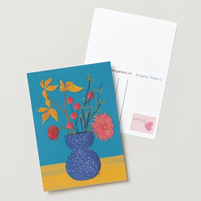 Jarrón azul con tarjeta de felicitación de flores.