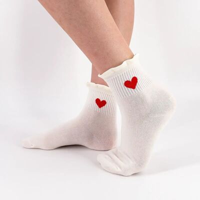 Calcetines altos con corazón y volantes