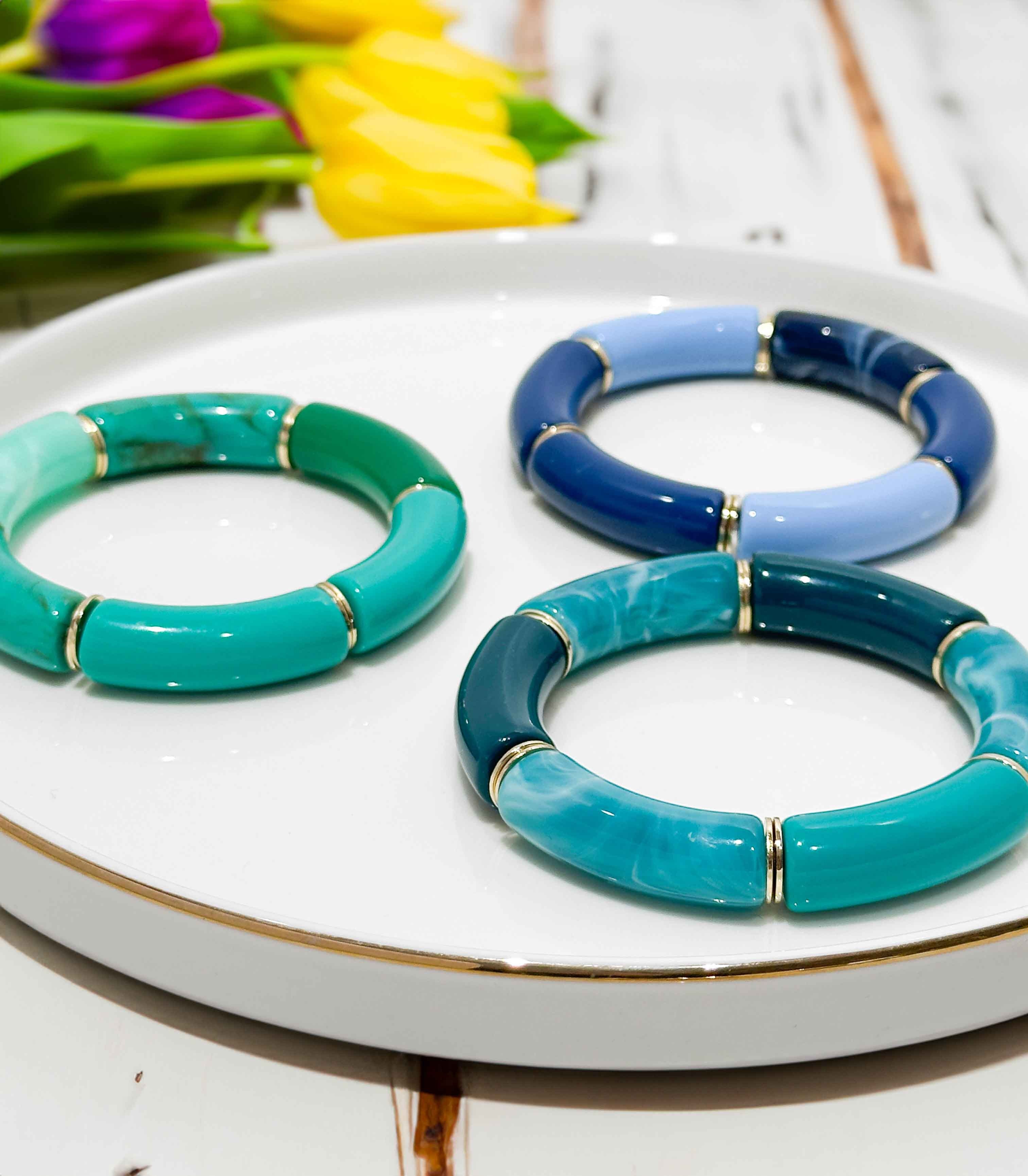 Braccialetto elastico alla moda con tubi in acrilico e perline piatte in ottone dorato con oro fino 14K