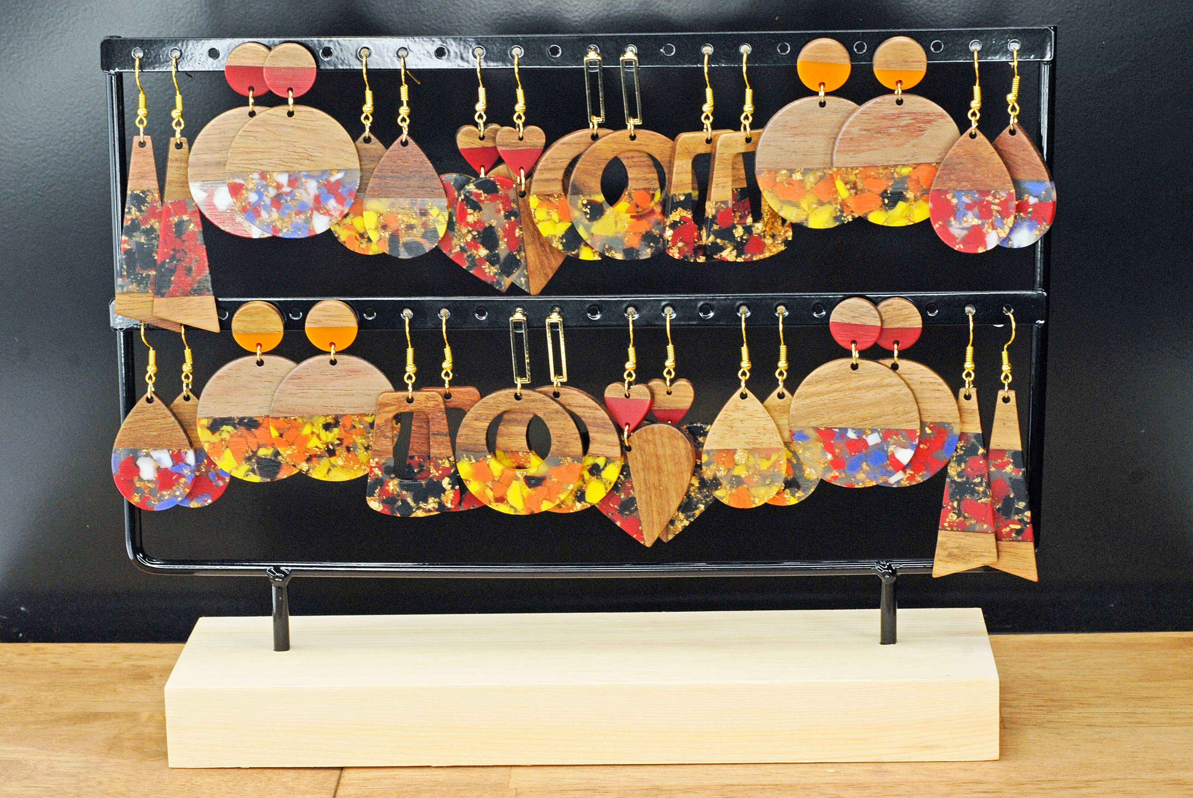 Set of 16 wooden and resin BOs