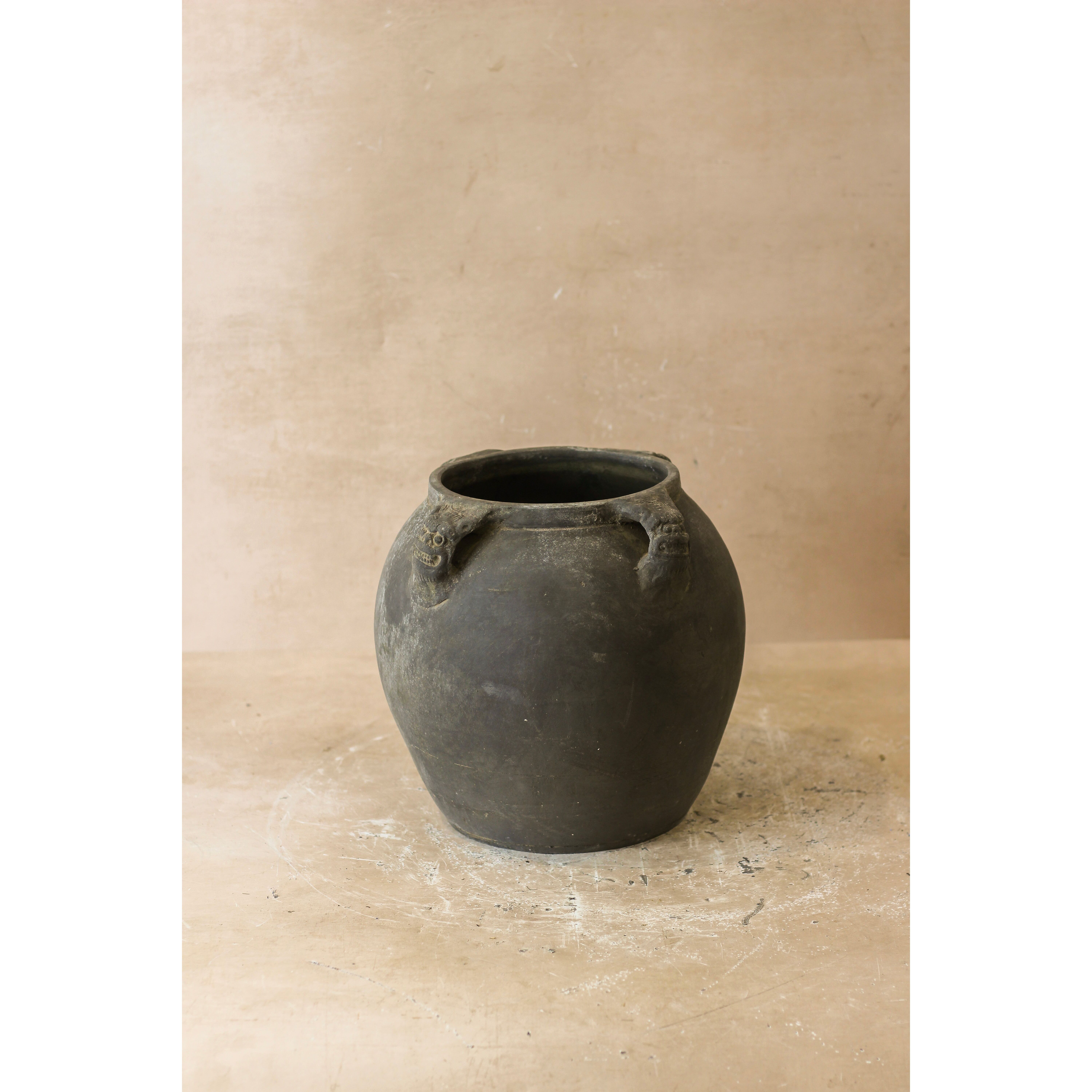 Vintage Lion Ears Dark Pot - De4.8