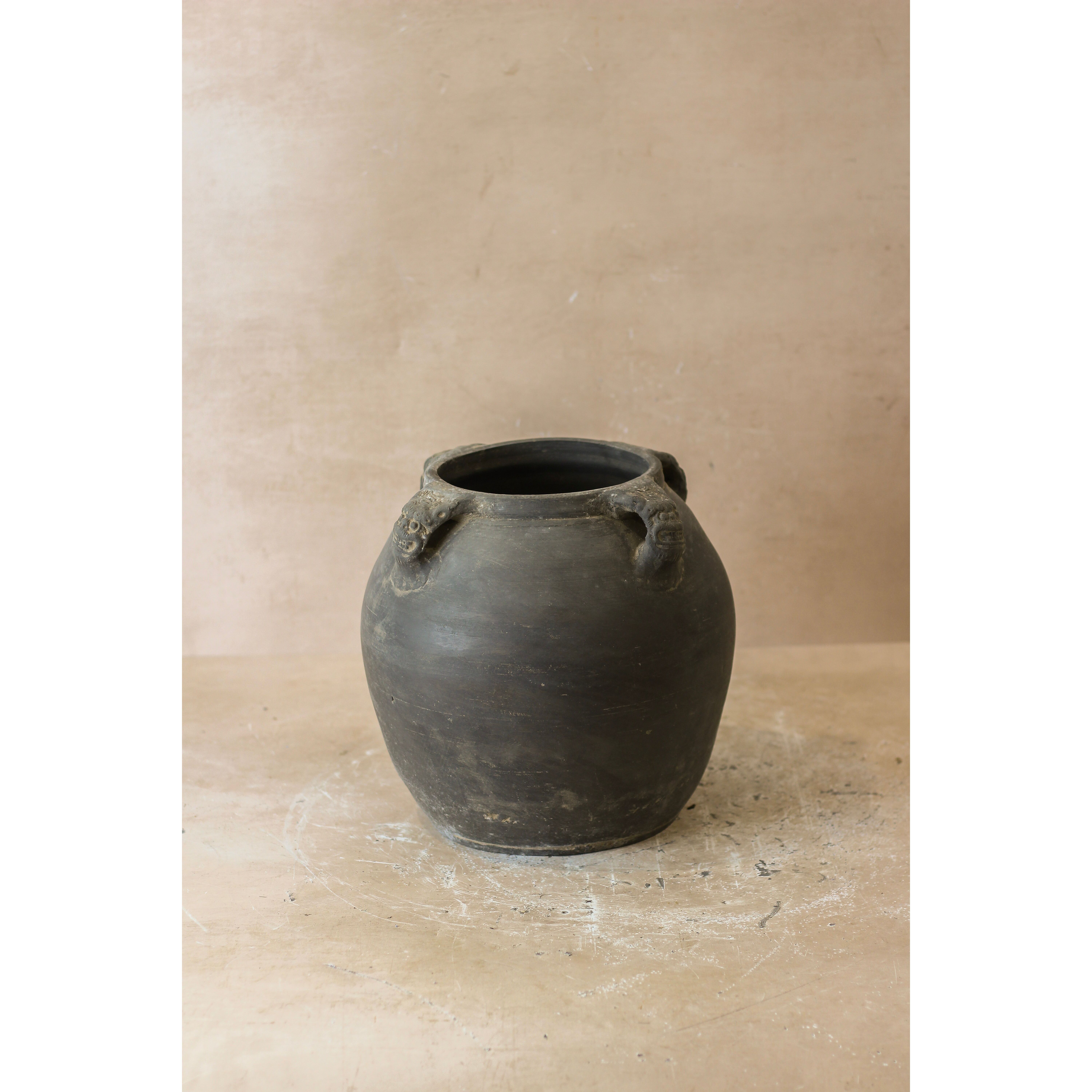 Vintage Lion Ears Dark Pot - De4.10