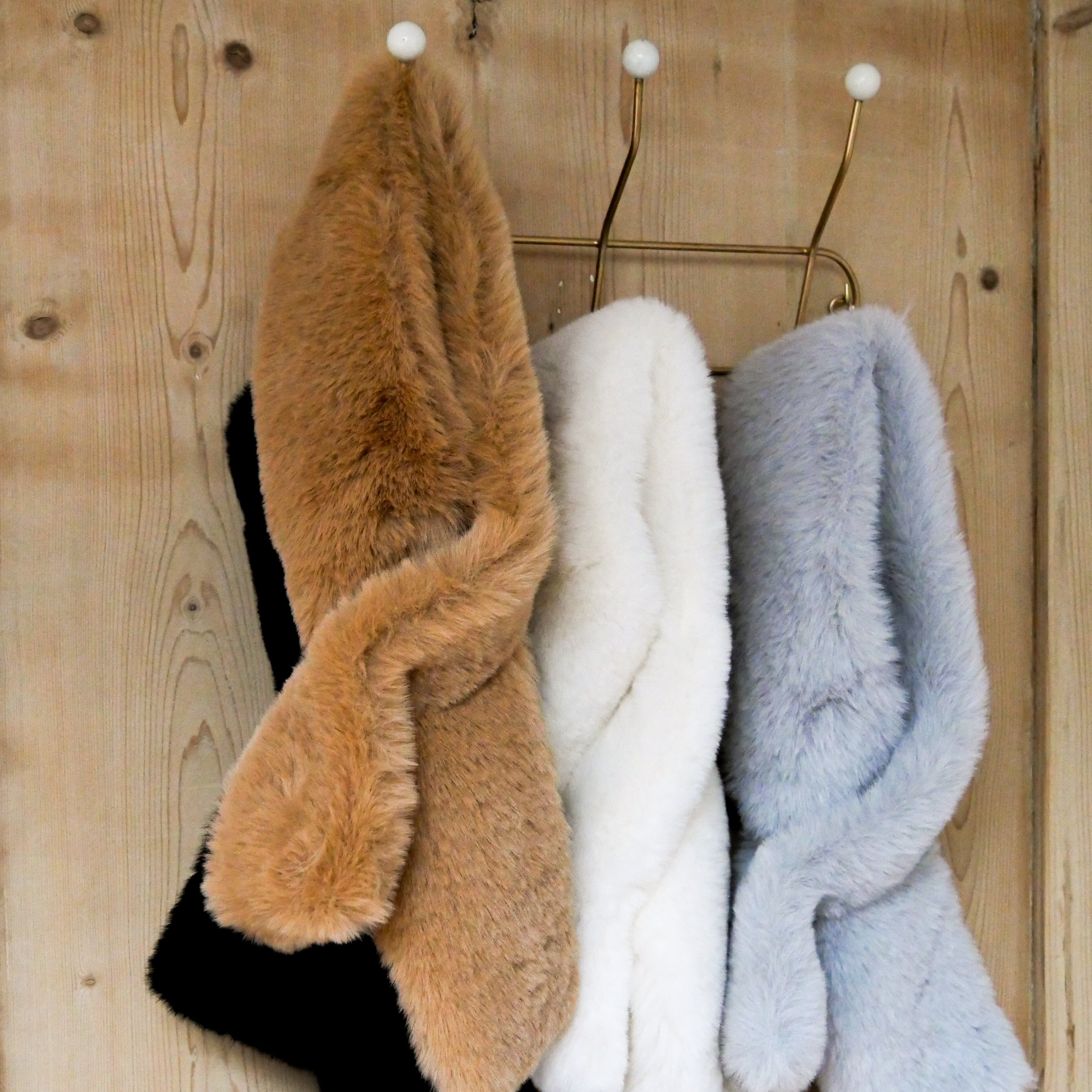 Schal mit Kunstfellschlaufe