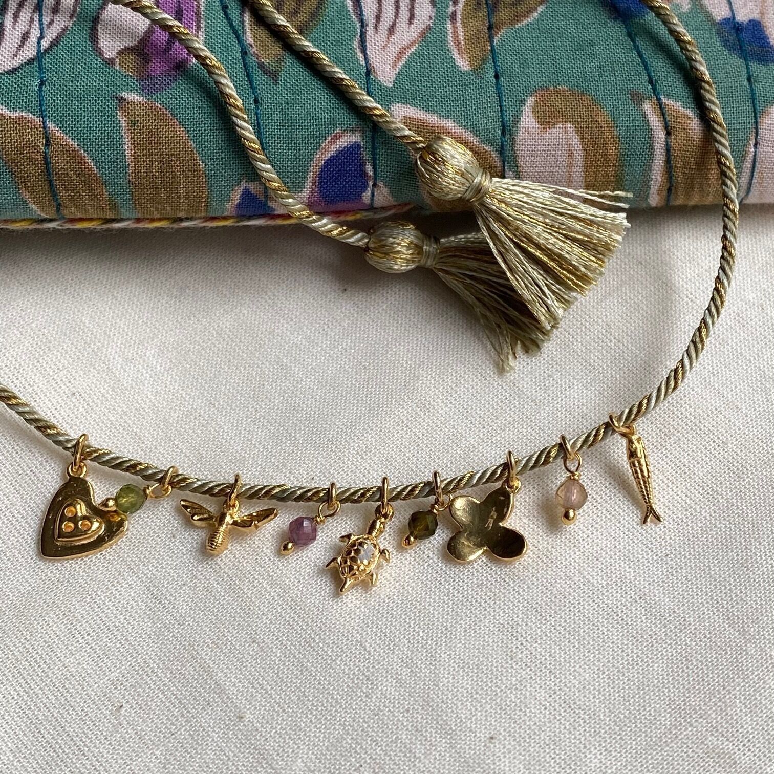 Collana in filo con pietre e pendenti - Priya