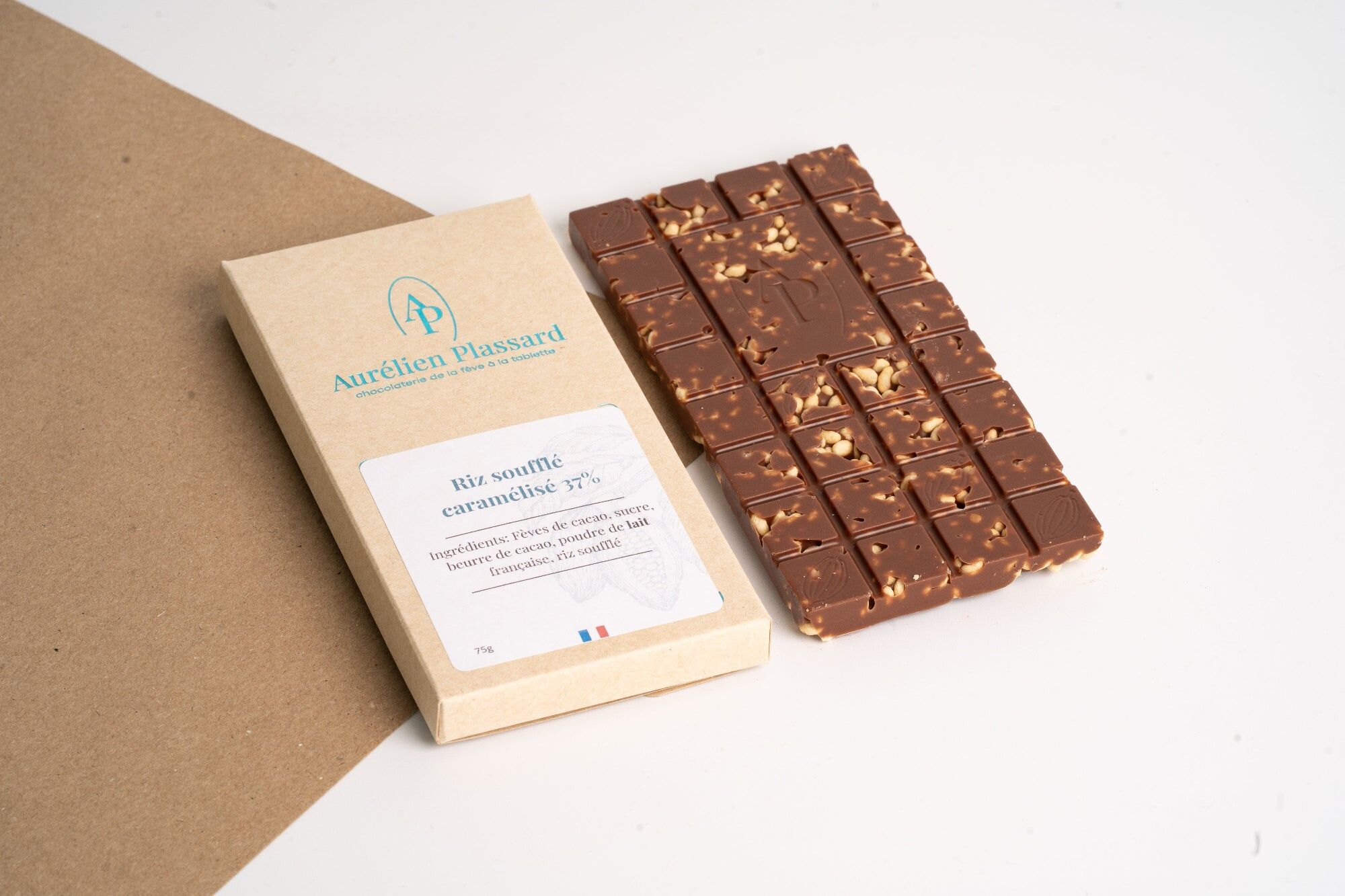 Milk chocolate bar with 37% cocoa and caramelized puffed rice