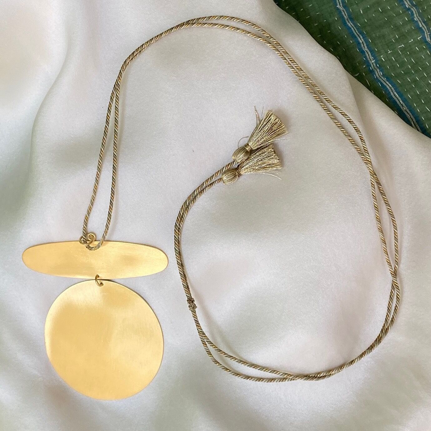 Brushed gold wire and pendant necklace - Agraa