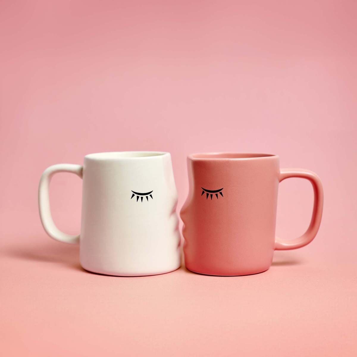 Ein paar Tassen küssen sich