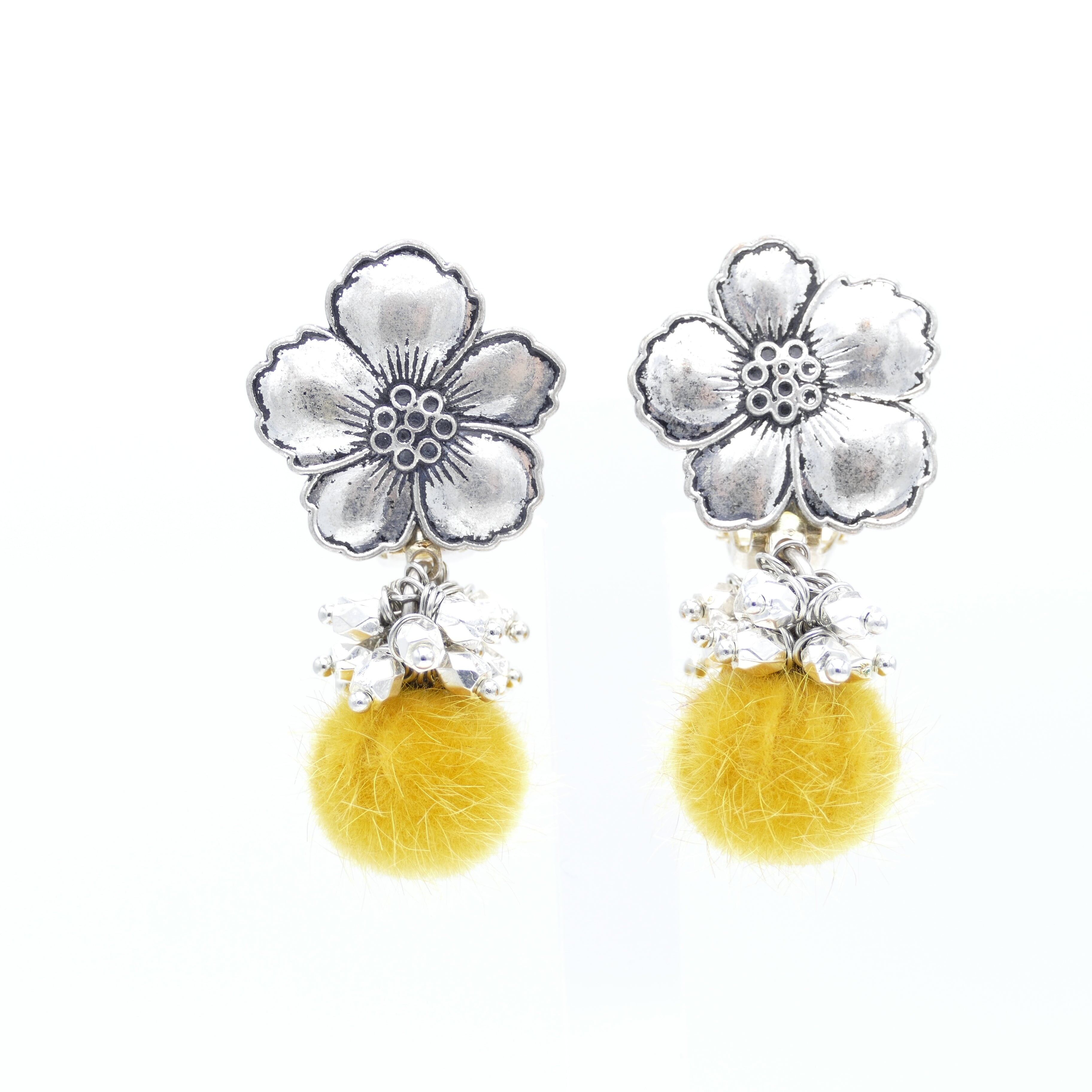 Clip per orecchie in pelliccia di camomilla gialla