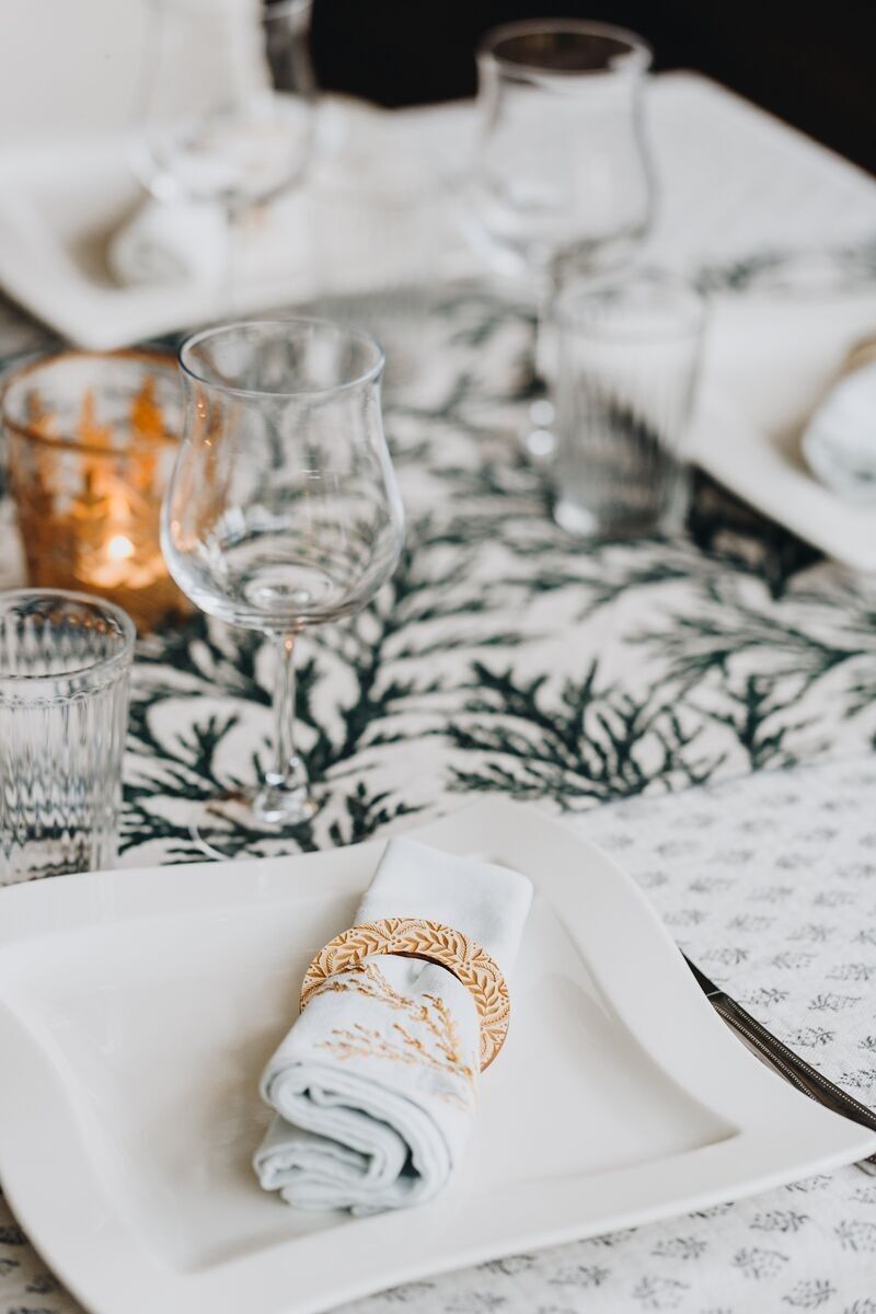 6 hölzerne Serviettenringe mit graviertem Weihnachtskranz