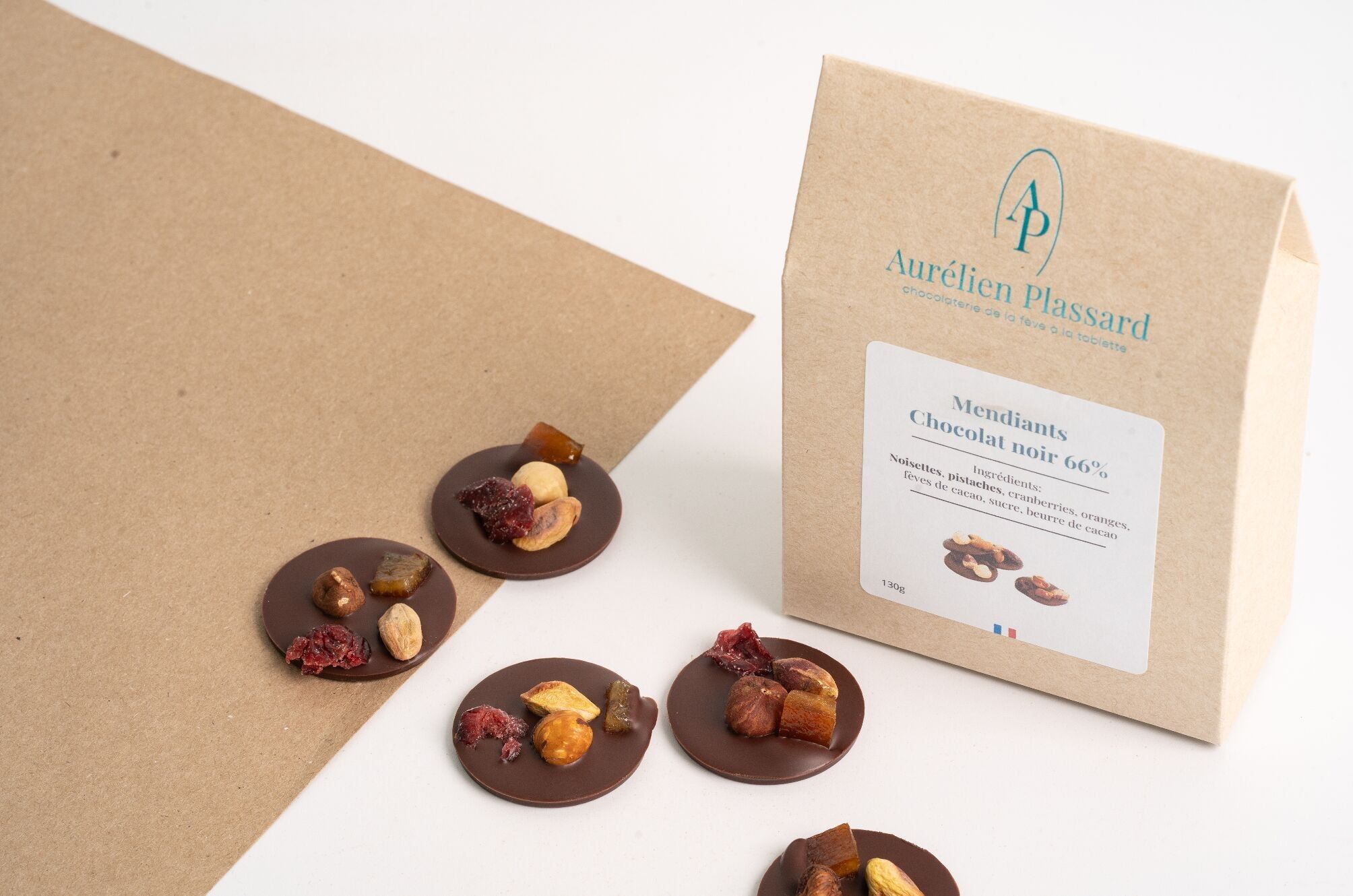 Mendicante di cioccolato fondente o di cioccolato al latte