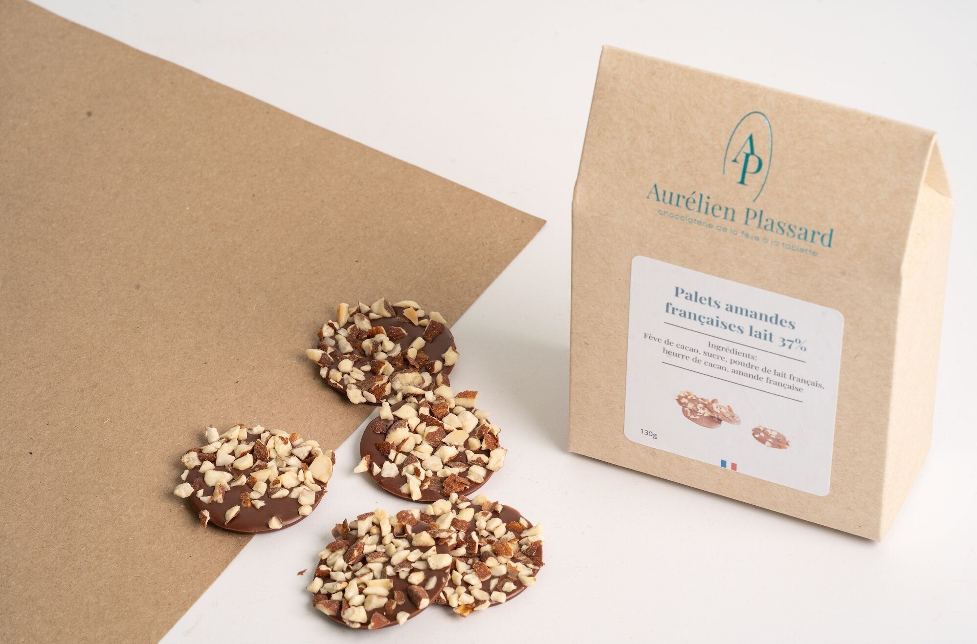 Disco di cioccolato al latte con scaglie di mandorle