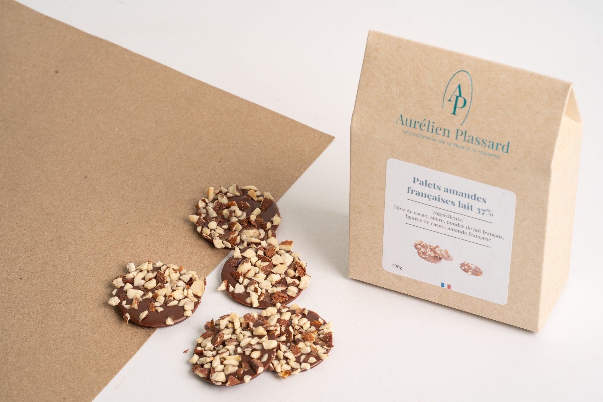 Milk chocolate discs with 37% cocoa and French almonds
