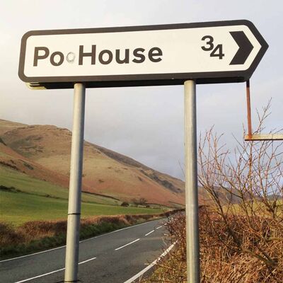 Biglietto di auguri - Instadom "Segnale stradale di Poo House - Lake District"