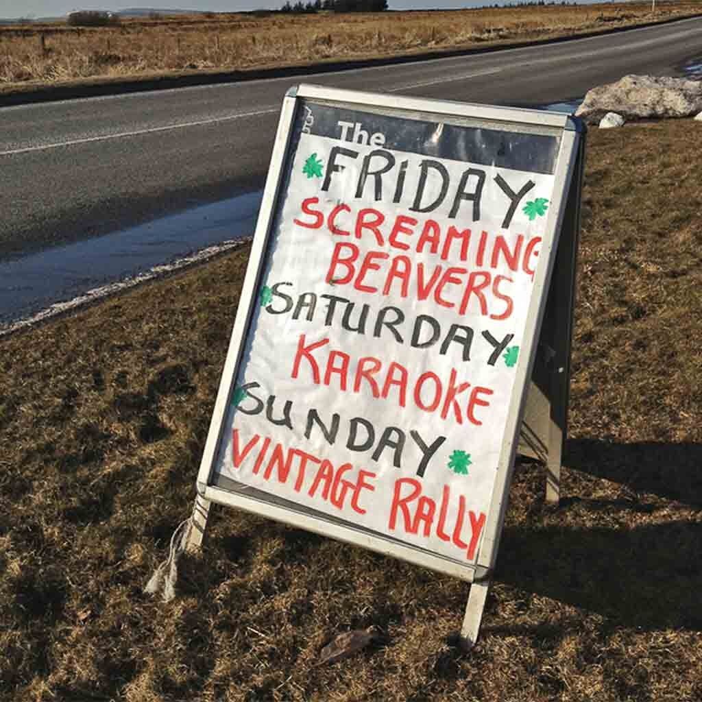 Biglietto d'auguri - Instadom "Screaming Beavers Pub Sign - Peak District"