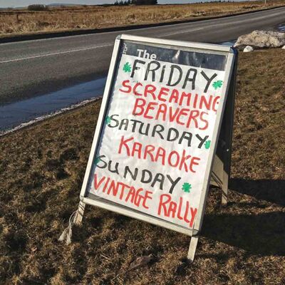 Tarjeta de felicitación - Instadom "Screaming Beavers Pub Sign - Peak District"