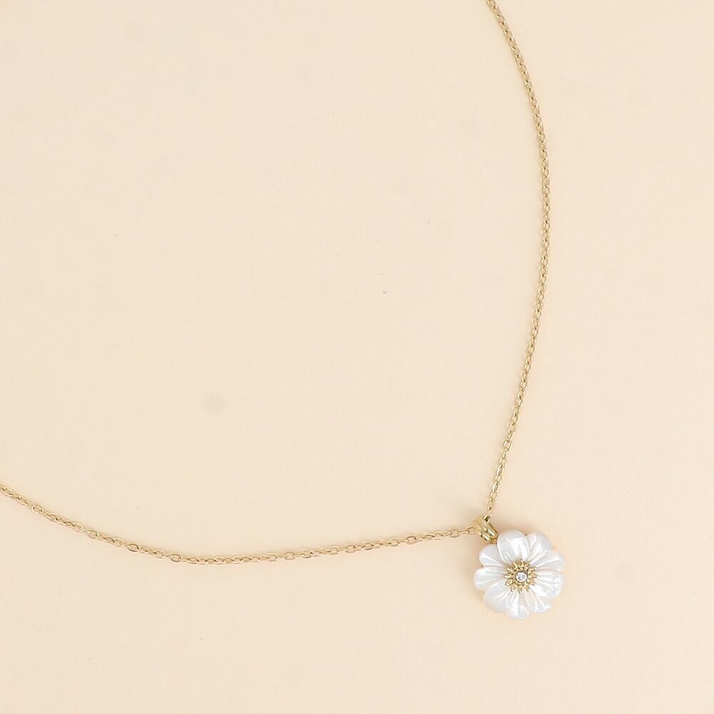 Collana - fiore in pietra naturale e ossido di zirconio