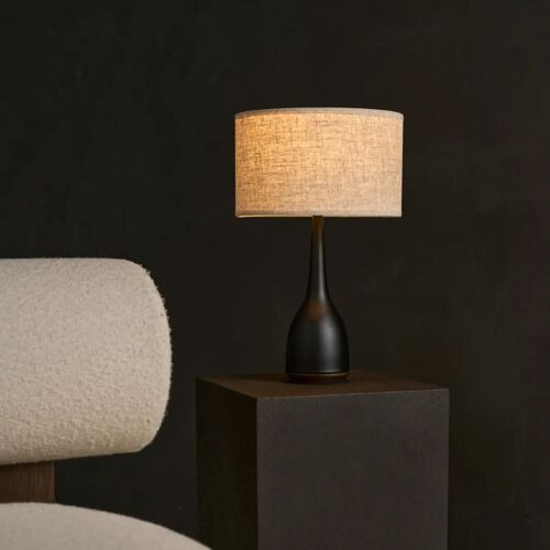 Jacob – Zwarte lamp met gesloten beige lampenkap