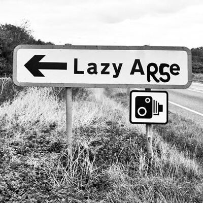 Lazy Acre - fotografische Straßenschild-Grußkarte